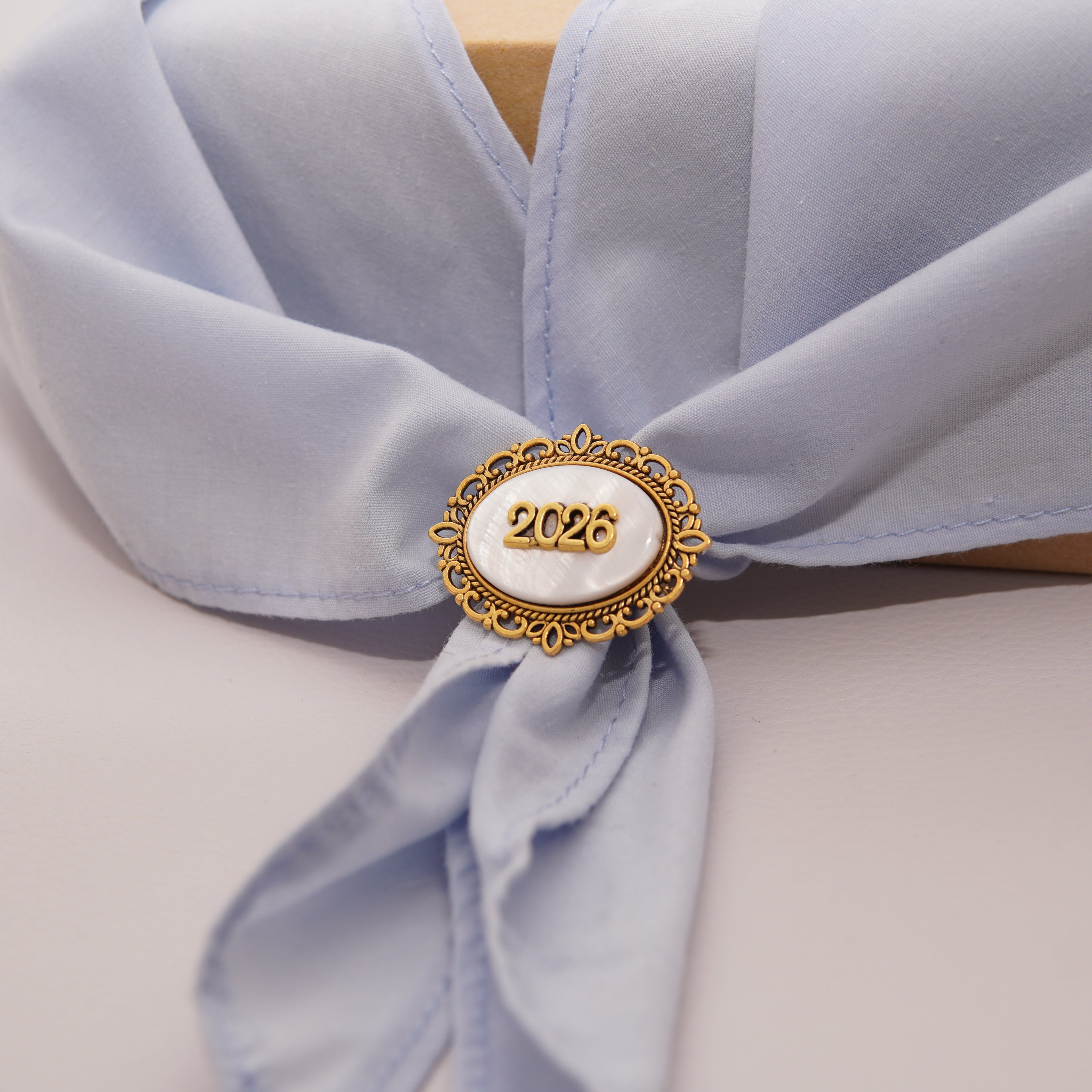 Pasador sujeta-pañuelo dorado ovalado 2026