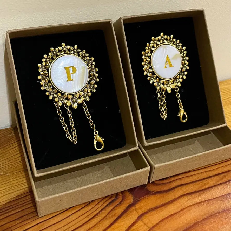 Abaniquero Inicial flor dorada