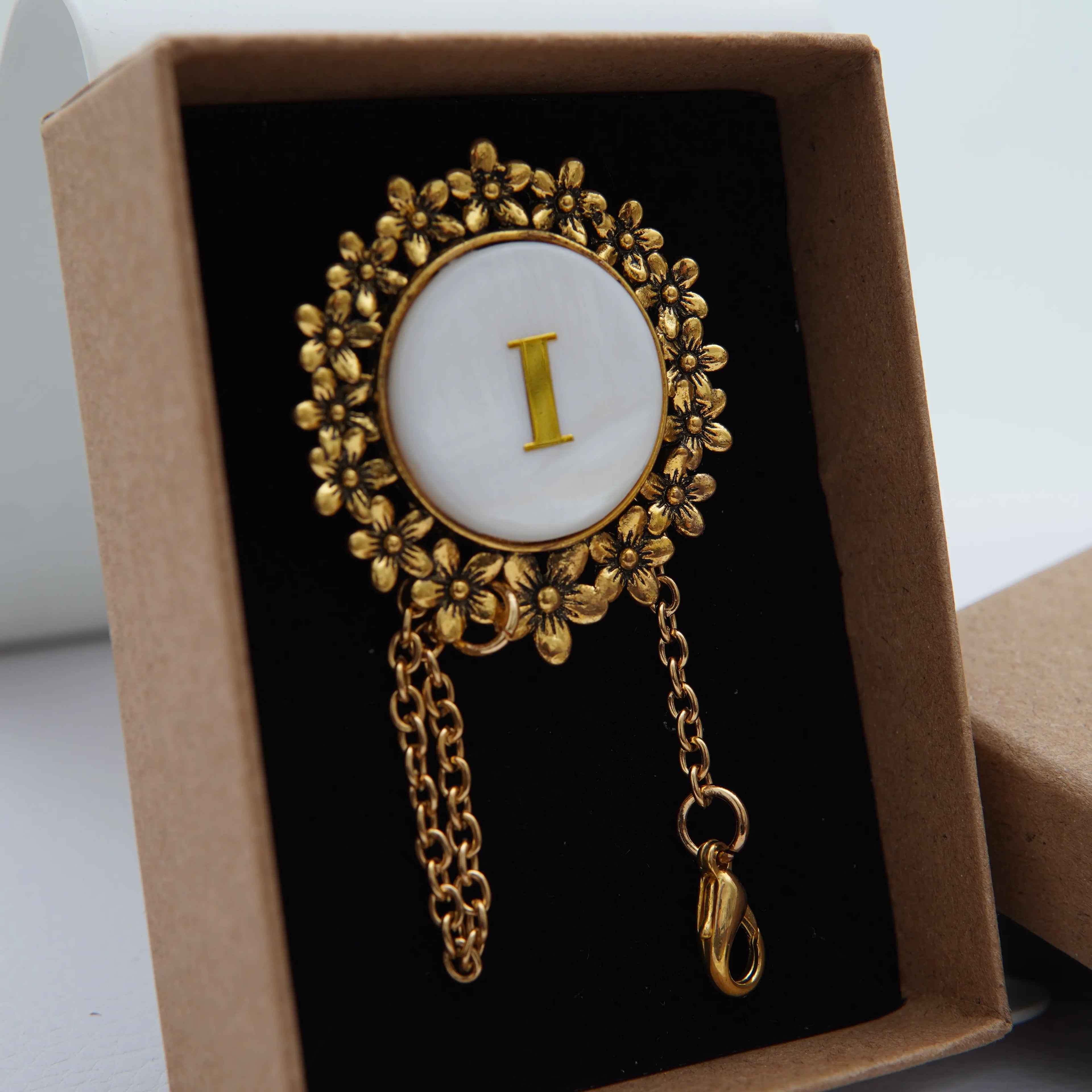 Abaniquero Inicial flor dorada