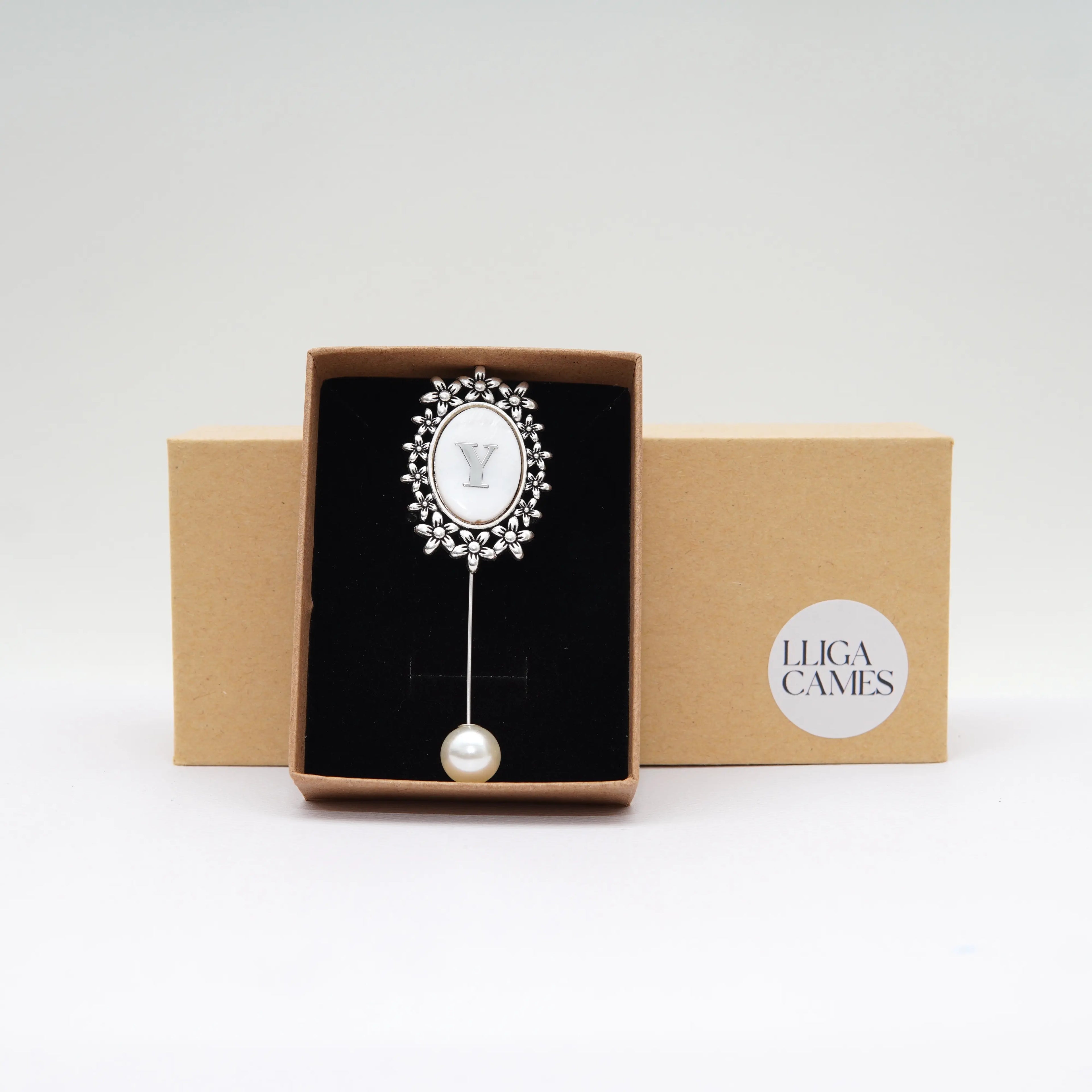 Aguja de banda Flores Inicial plateada