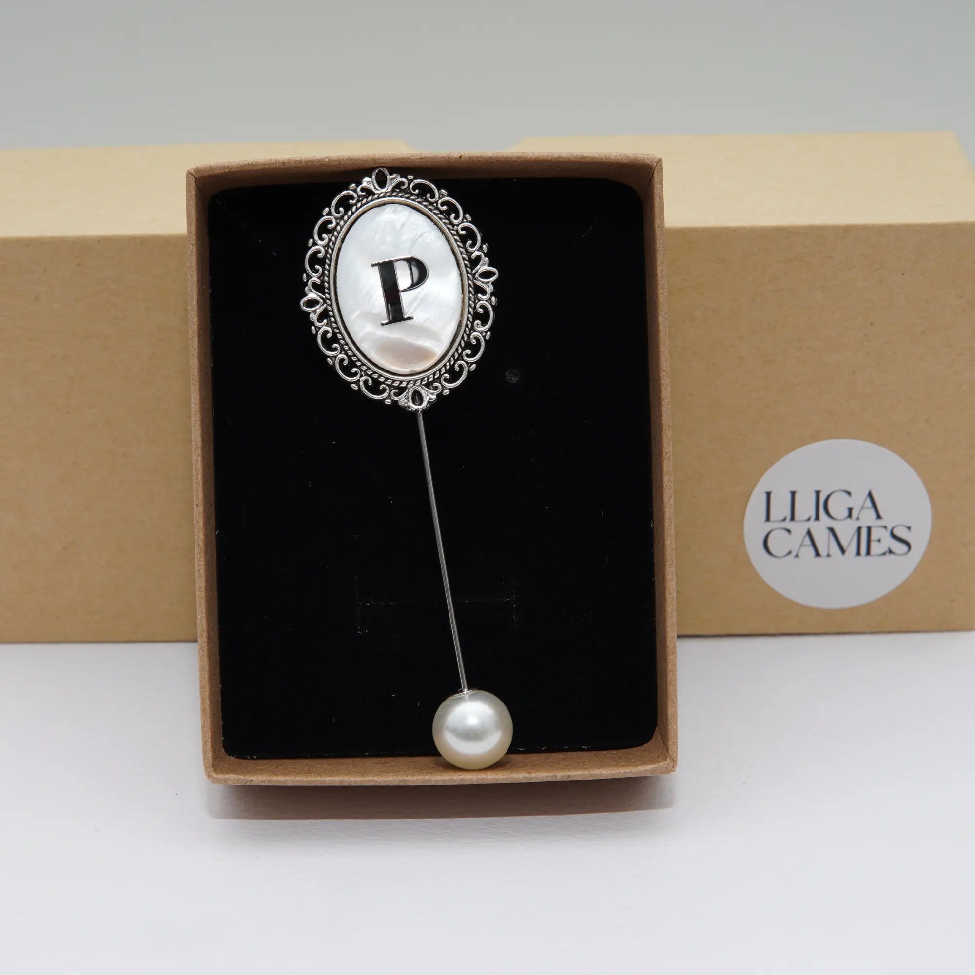 Aguja de banda Inicial plateada