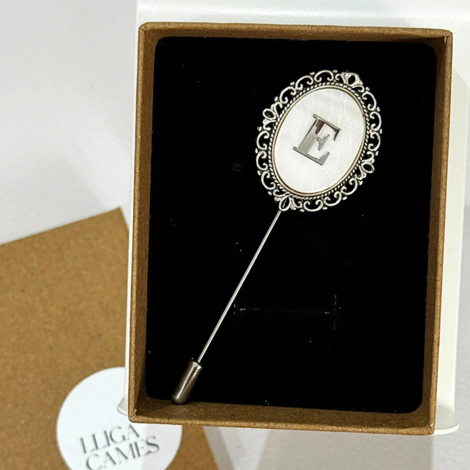 Aguja de banda Inicial plateada