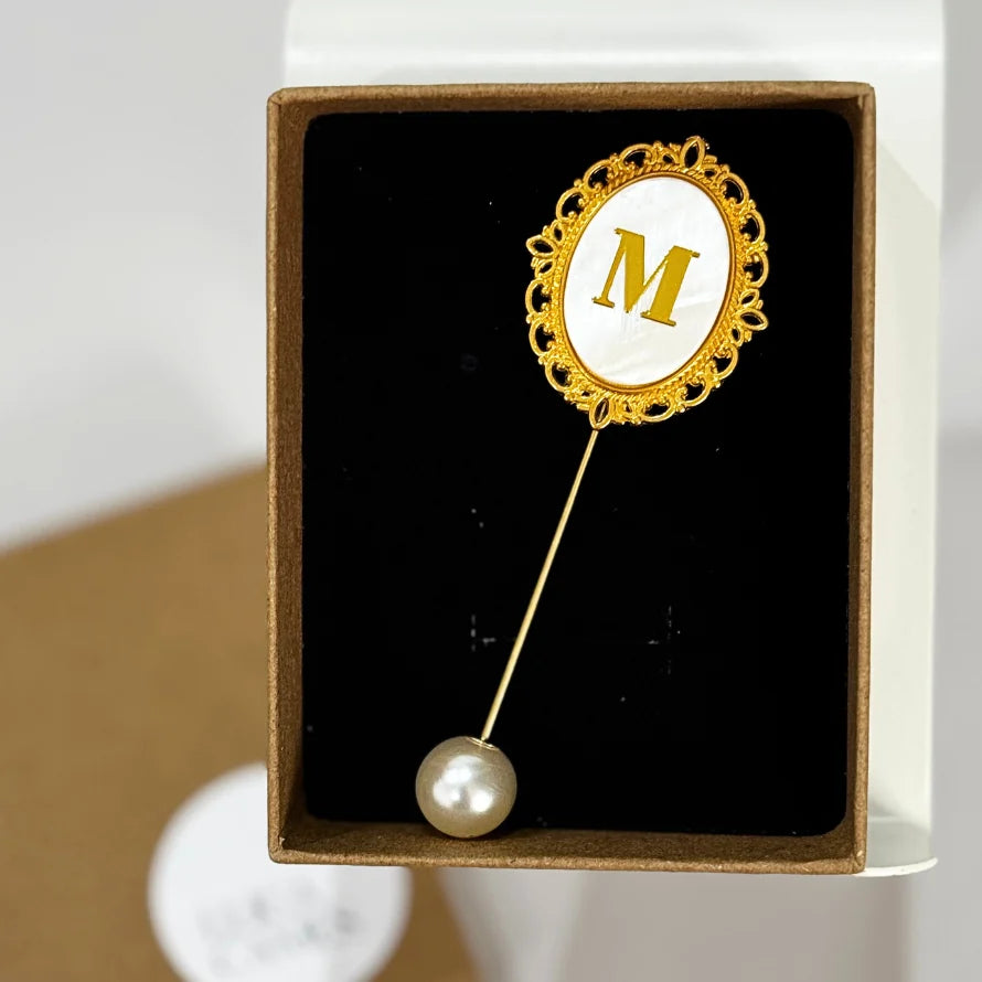 Aguja de banda Inicial dorada