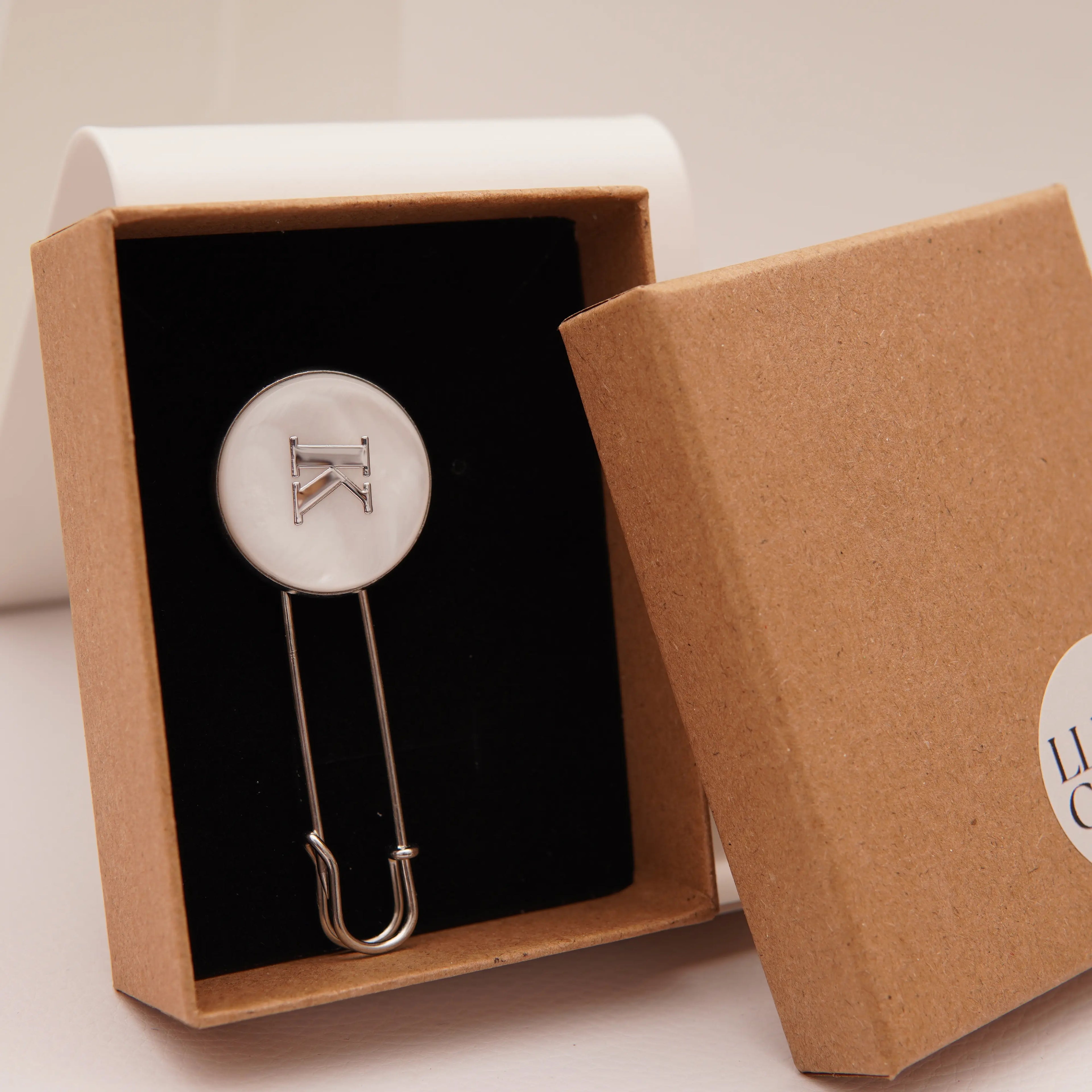 Aguja para pañolón con Inicial