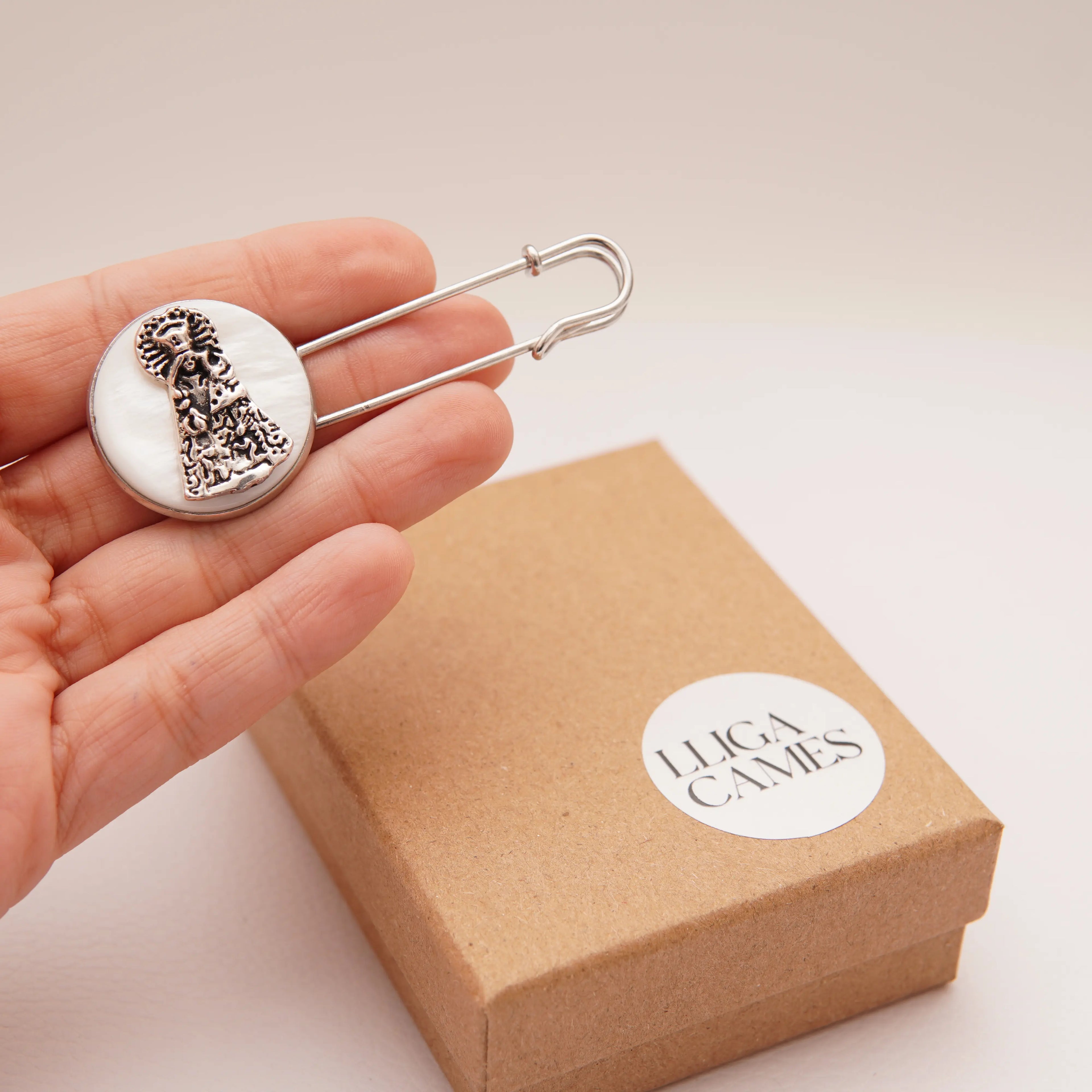 Aguja para pañolón con la Geperudeta