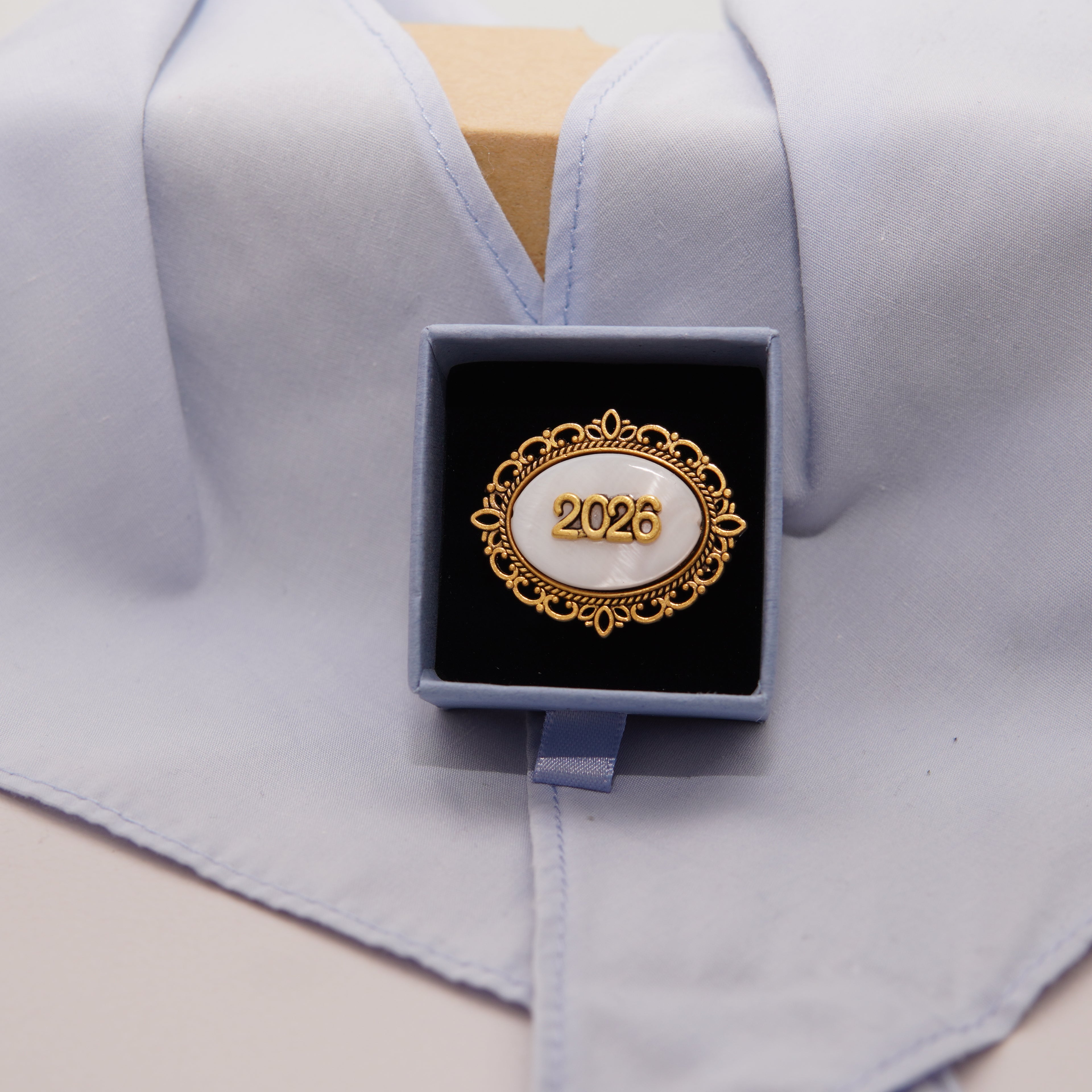 Pasador sujeta-pañuelo dorado ovalado 2026