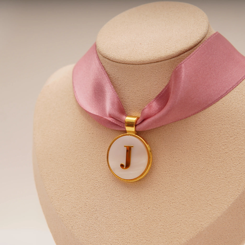 Colgante con inicial en nácar