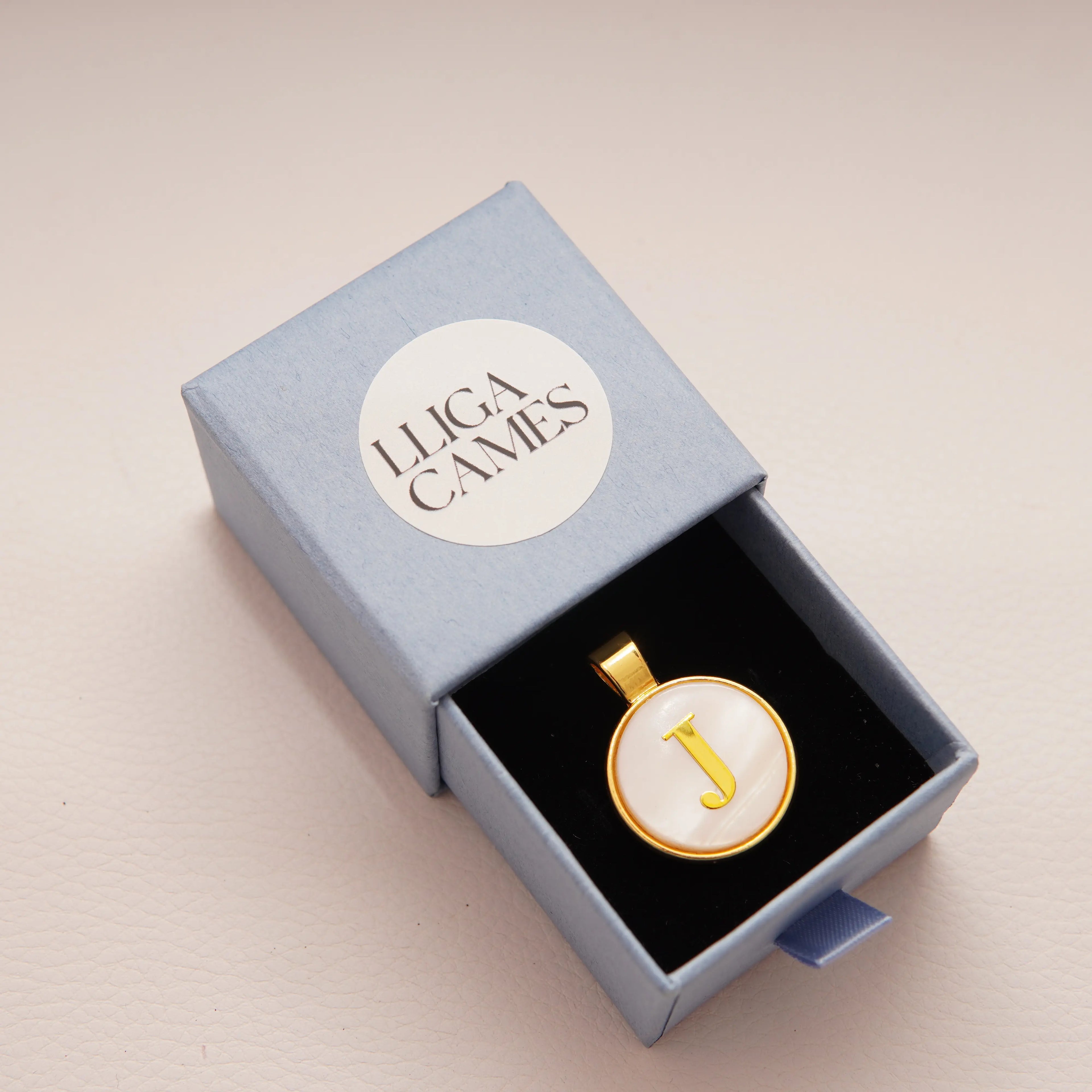 Colgante con inicial en nácar