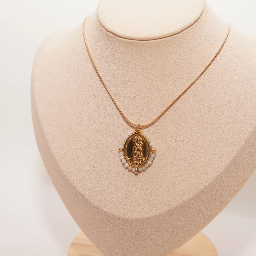 Collar acero inoxidable dorado de la Virgen de los Desamparados con piedras – Varios colores