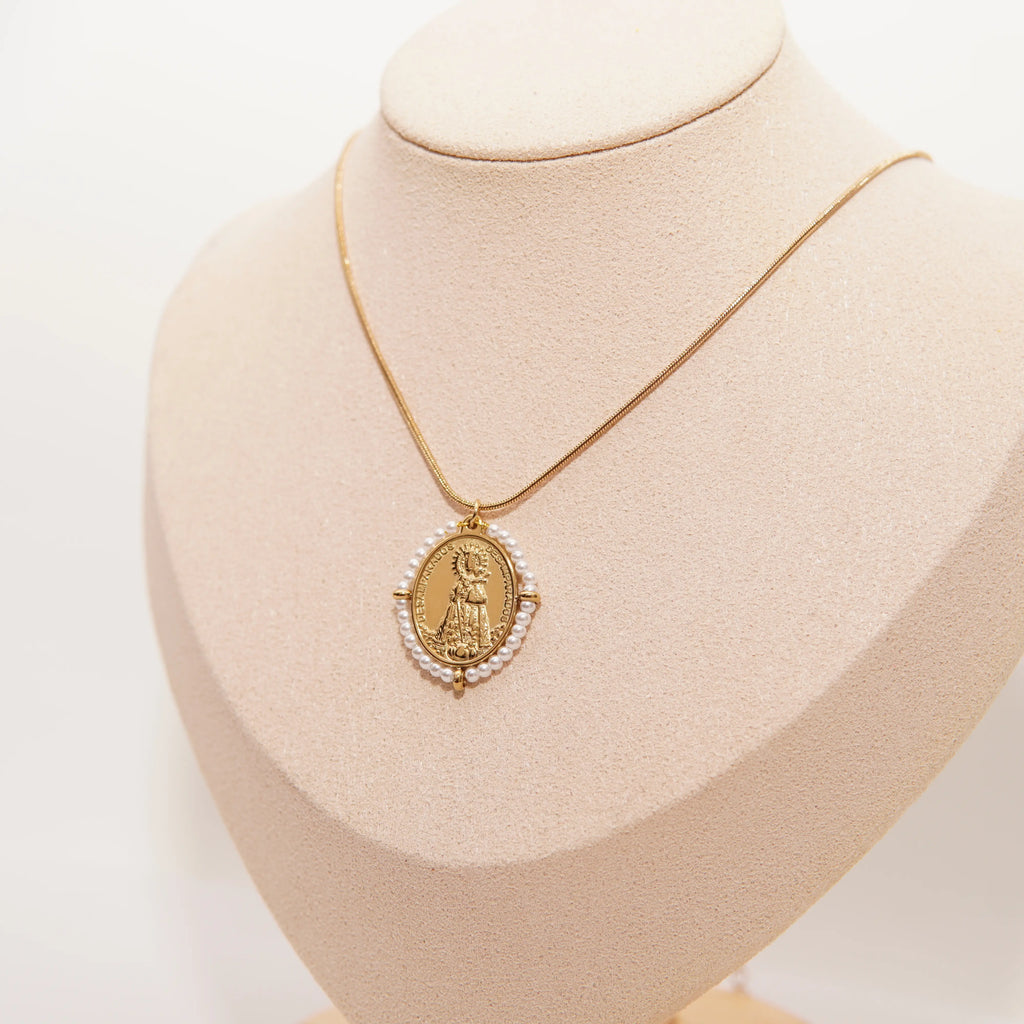Collar acero inoxidable dorado de la Virgen de los Desamparados con piedras – Varios colores
