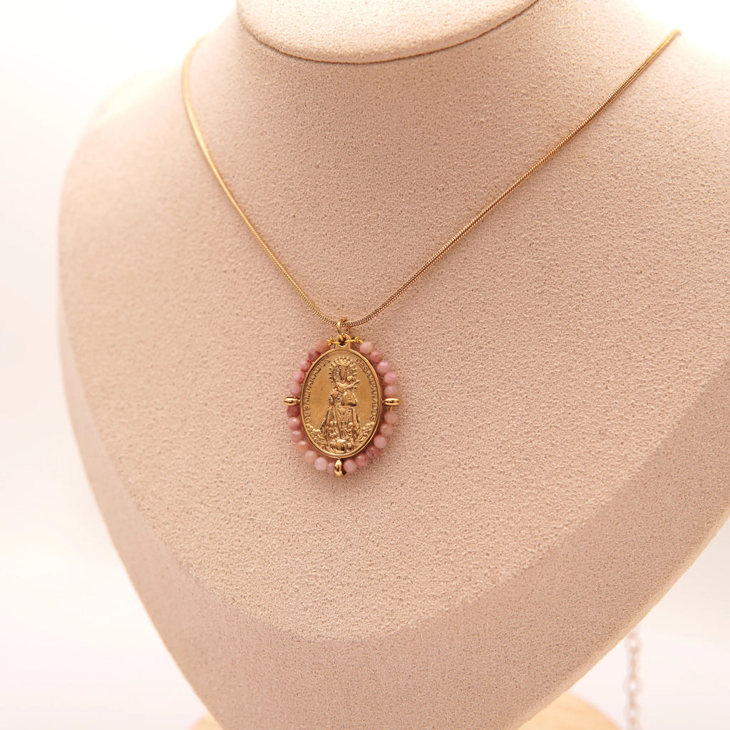 Collar acero inoxidable dorado de la Virgen de los Desamparados con piedras – Varios colores