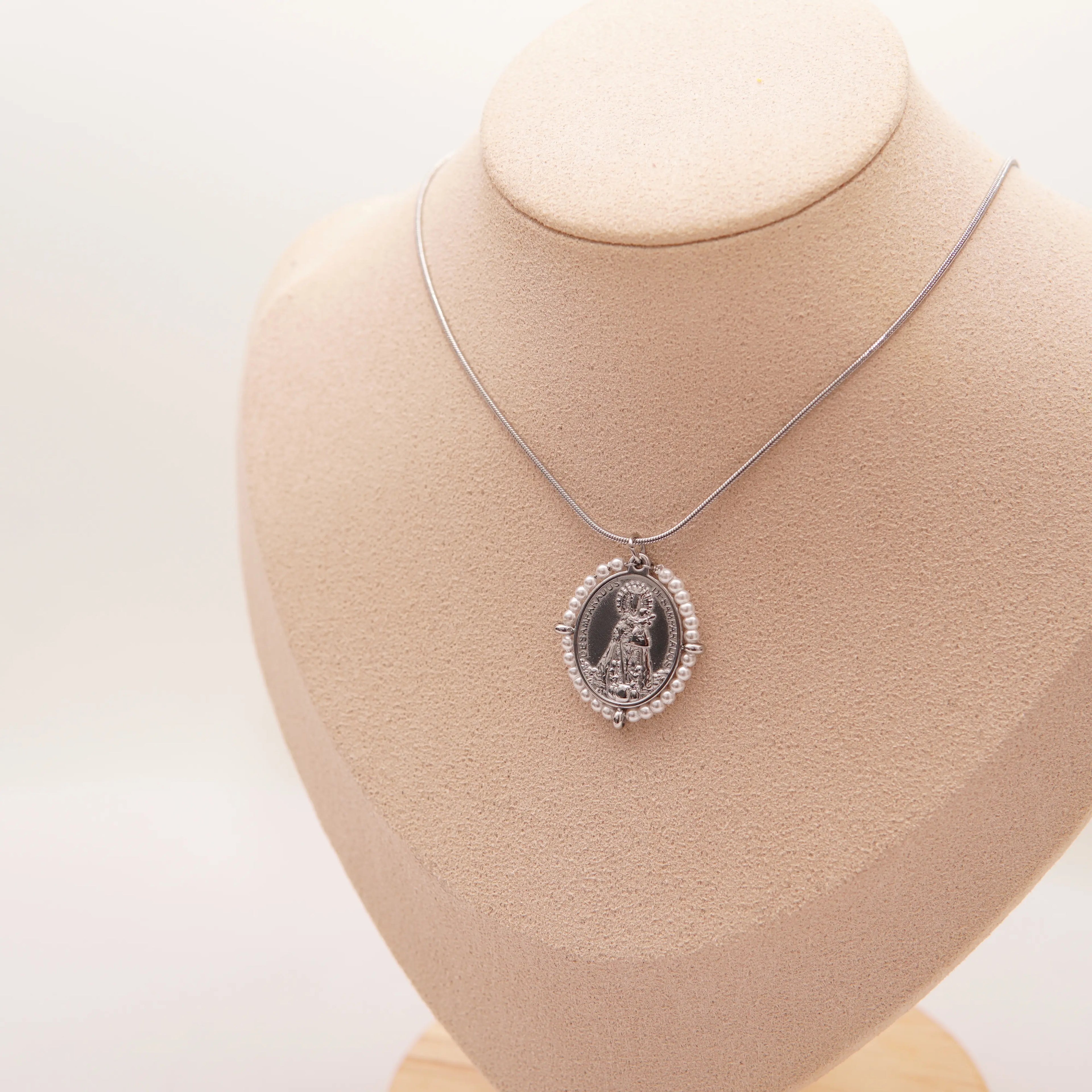 Collar acero inoxidable plateado de la Virgen de los Desamparados con piedras – Perlas