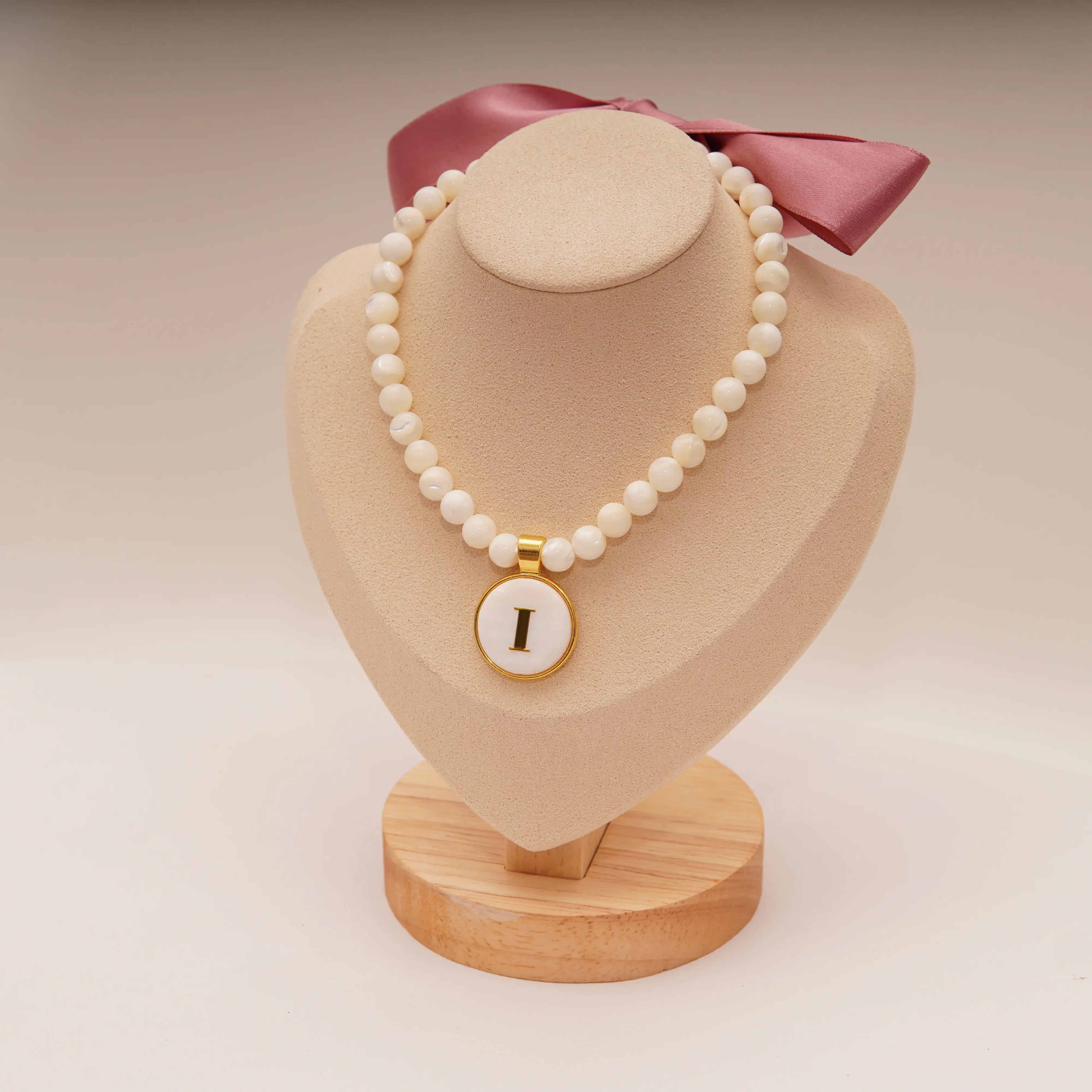 Collar de bolas de nácar con colgante dorado