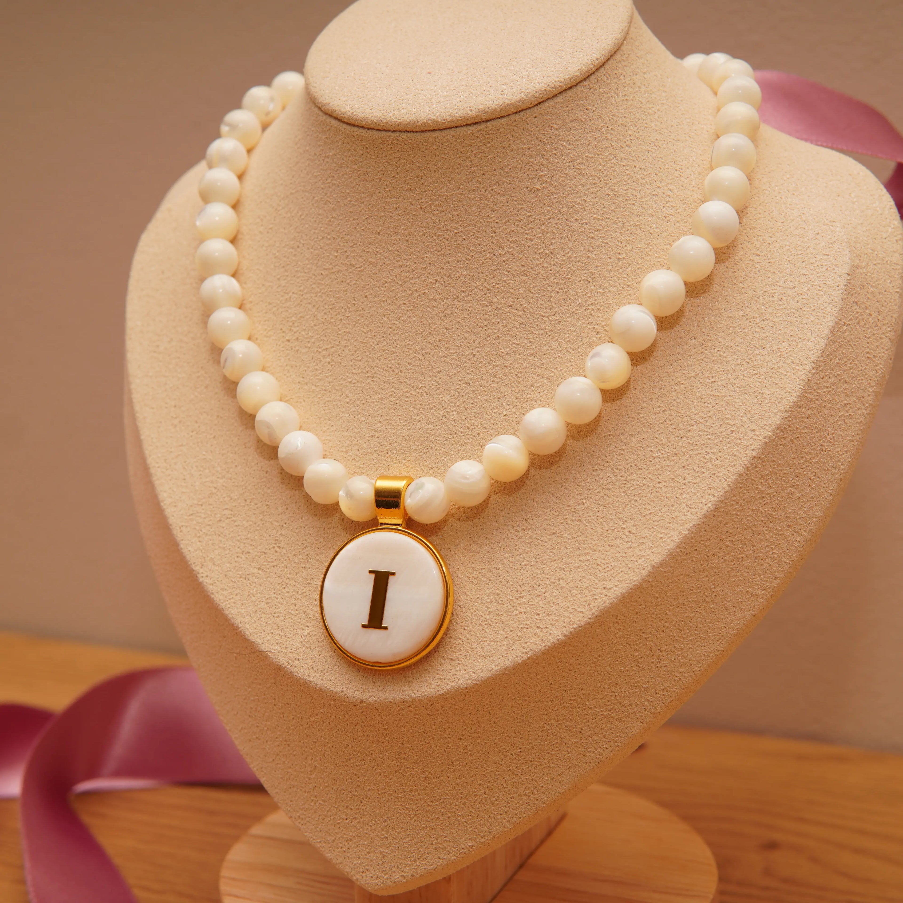 Collar de bolas de nácar con colgante dorado