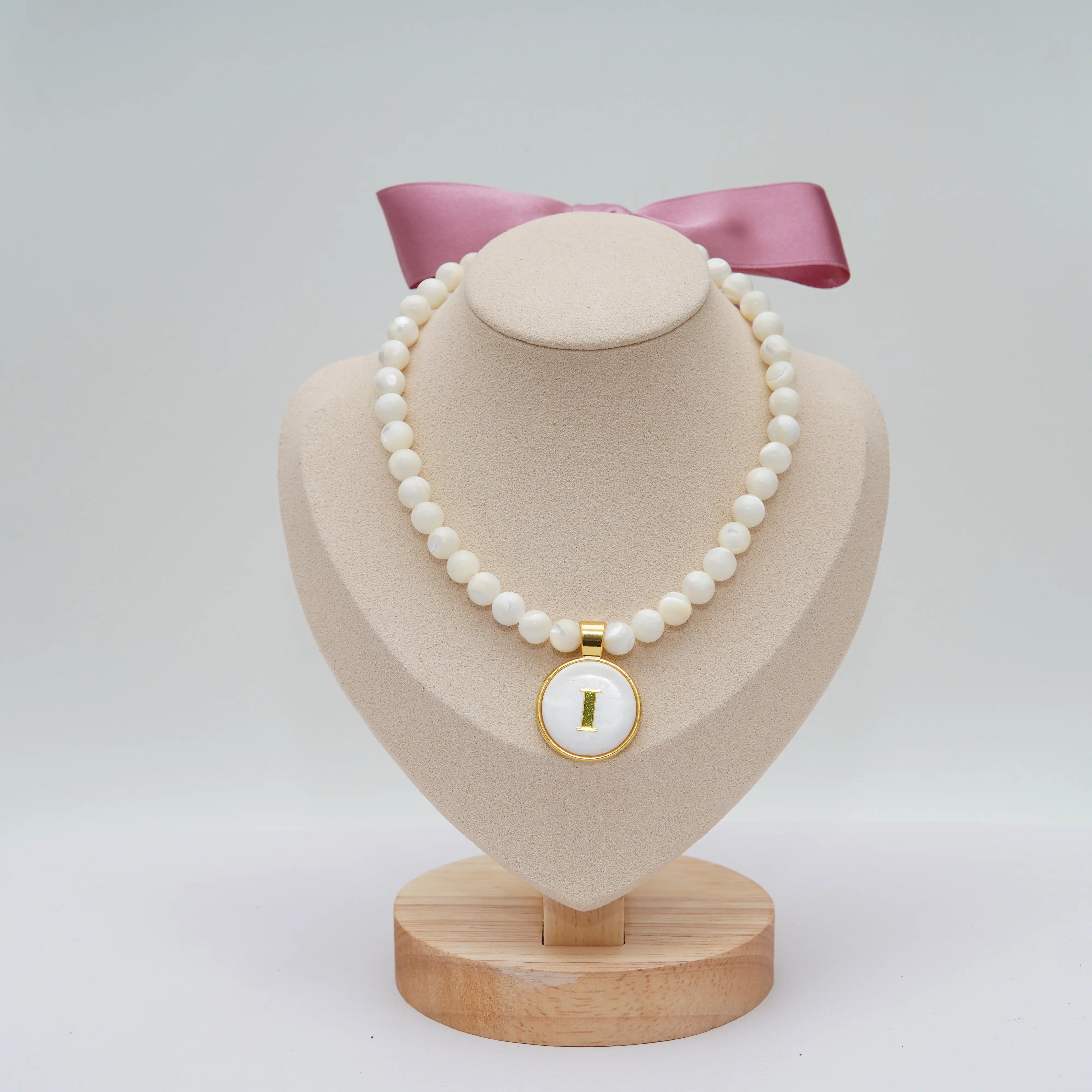 Collar de bolas de nácar con colgante dorado