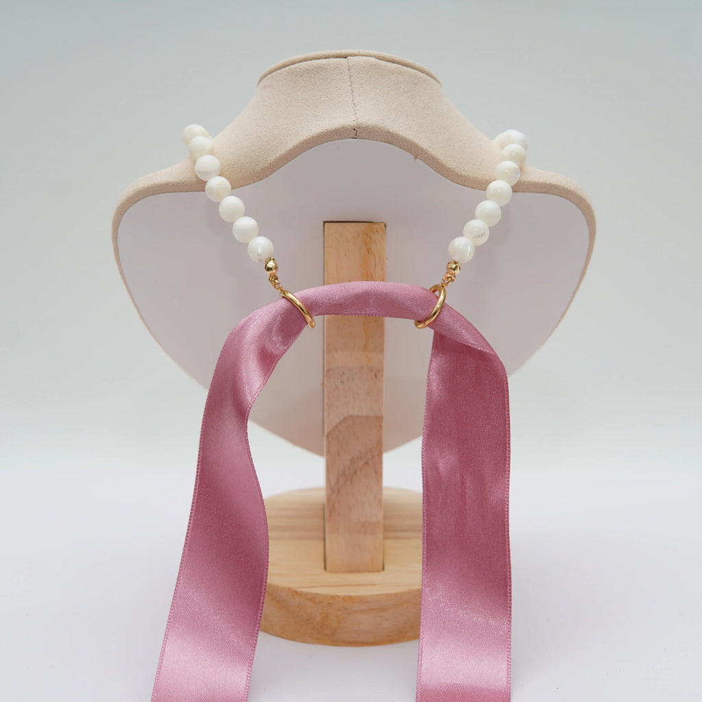 Collar de bolas de nácar con colgante dorado