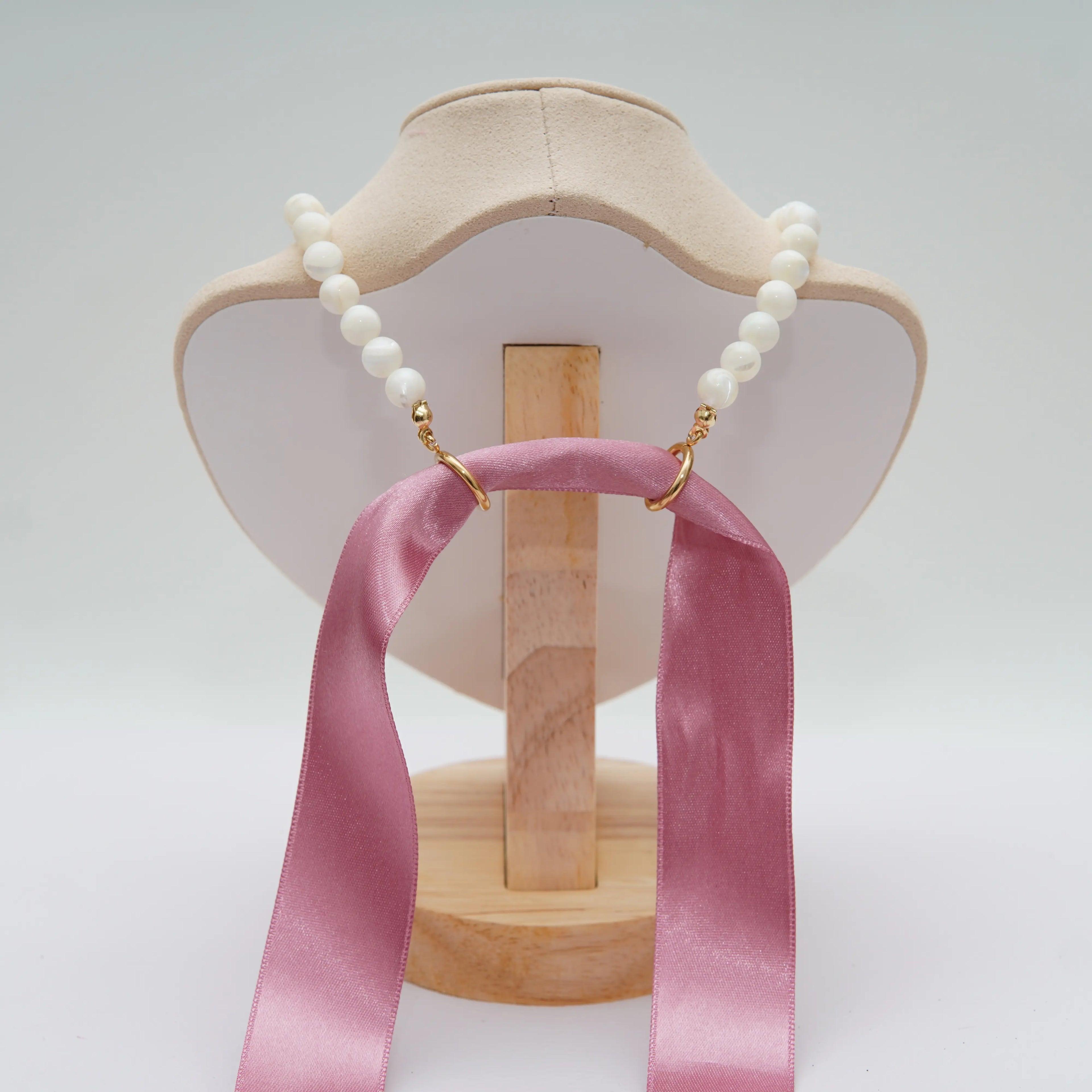 Collar de bolas de nácar con colgante dorado