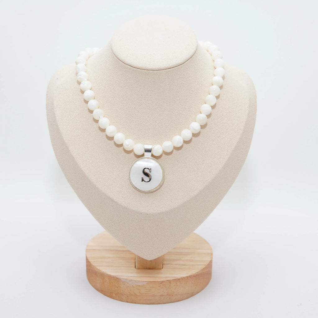 Collar de bolas de nácar con colgante plateado