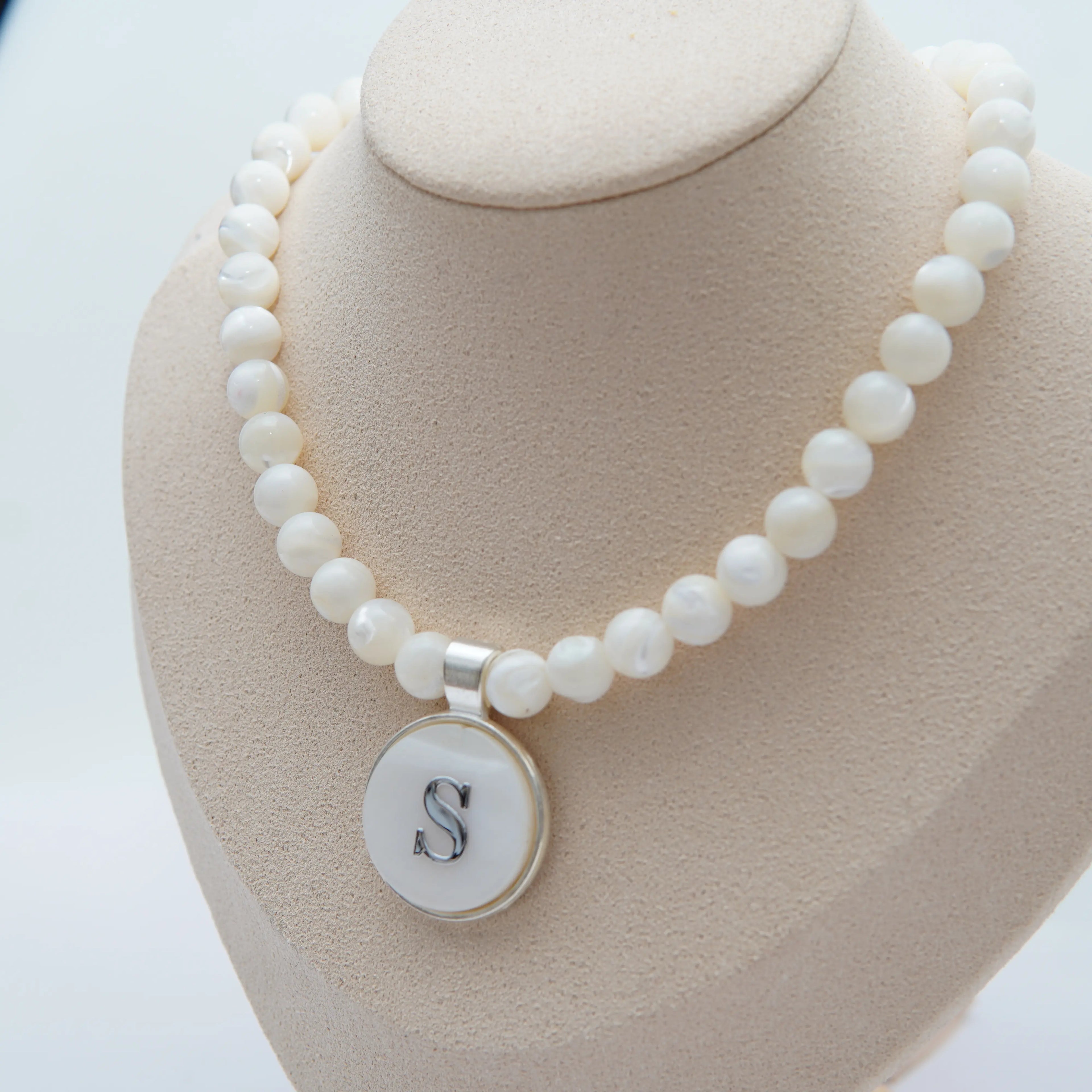 Collar de bolas de nácar con colgante plateado