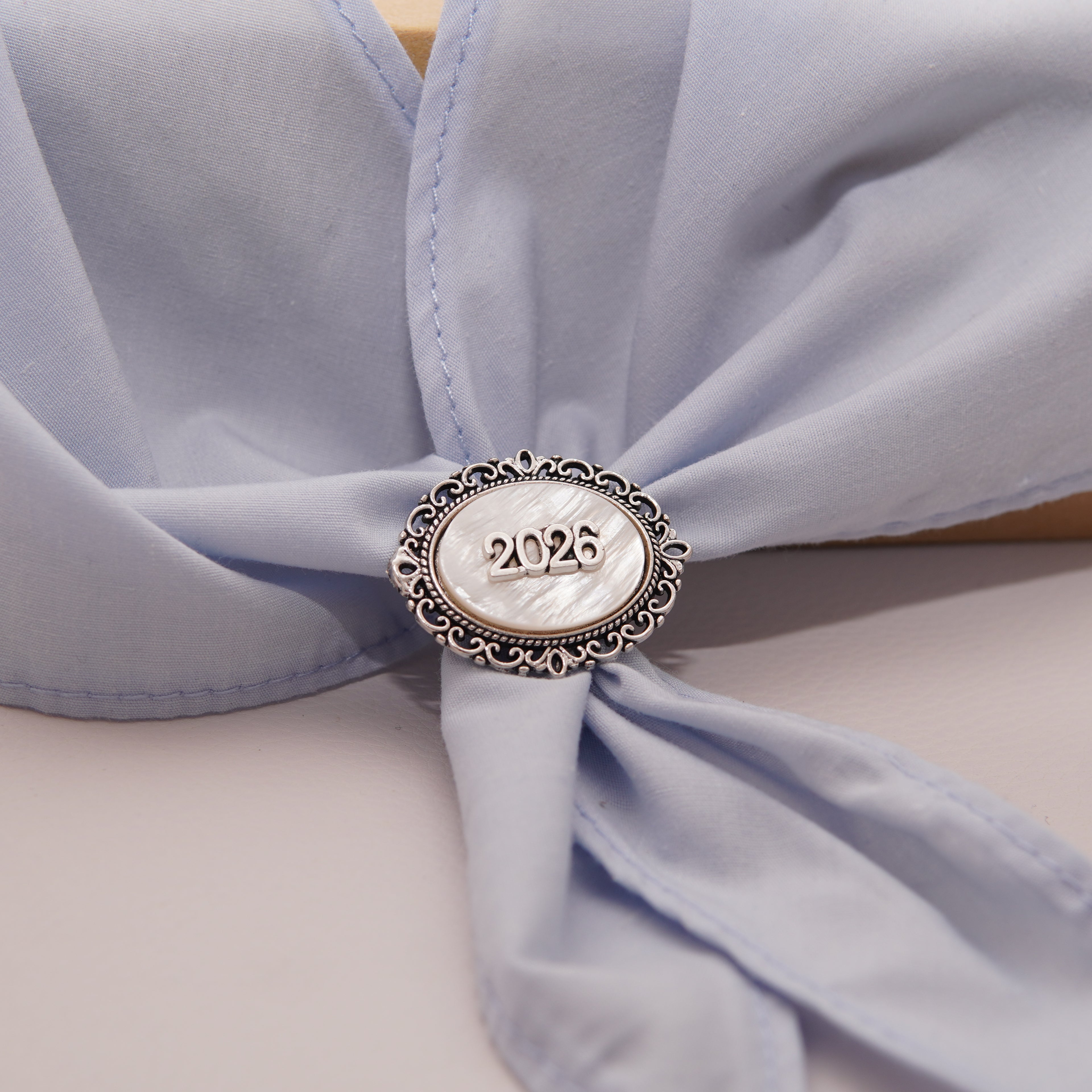 Pasador sujeta-pañuelo plateado ovalado 2026