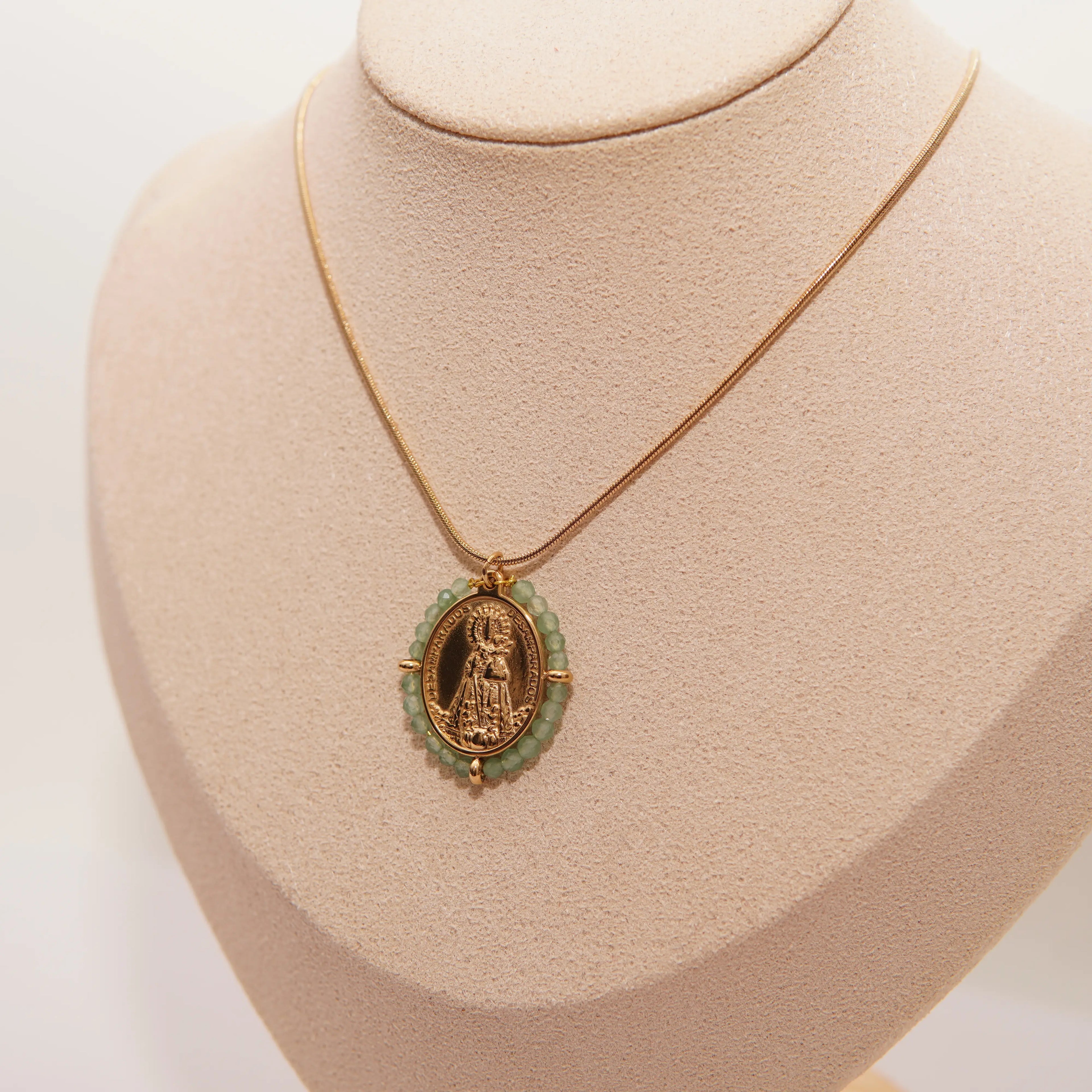 Collar acero inoxidable de la Virgen de los Desamparados con piedras – Varios colores