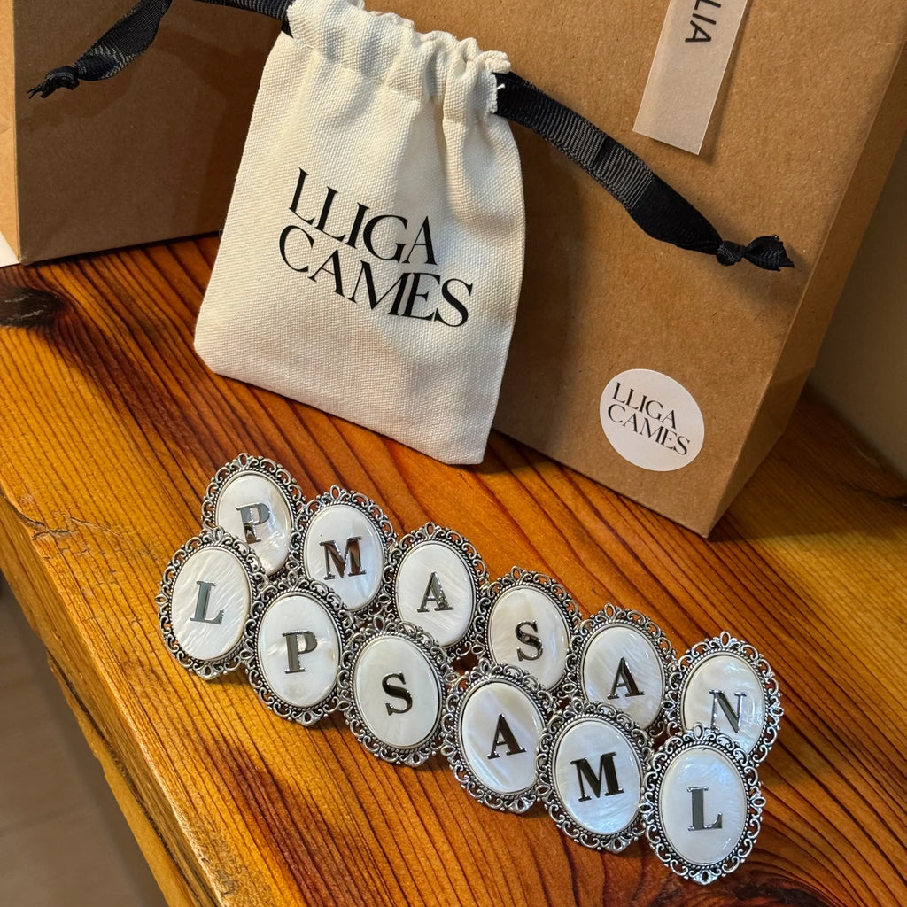 Pasador sujeta-pañuelo plateado ovalado con inicial