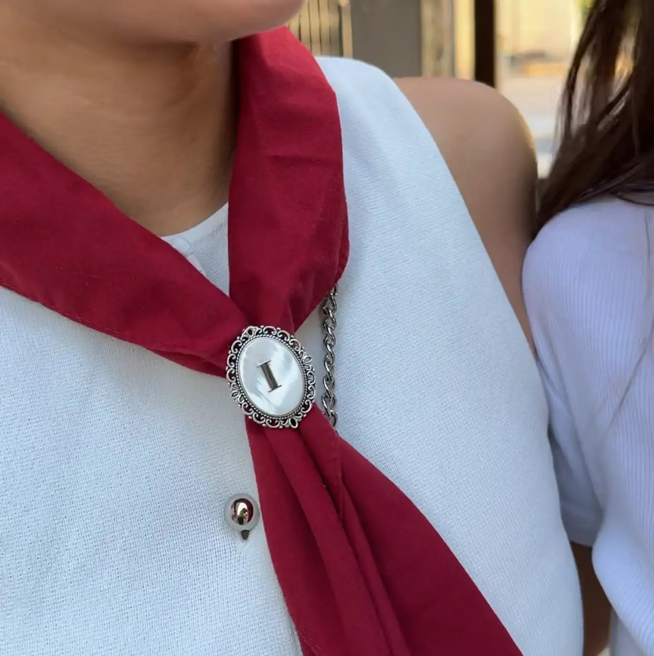 Pasador sujeta-pañuelo plateado ovalado con inicial