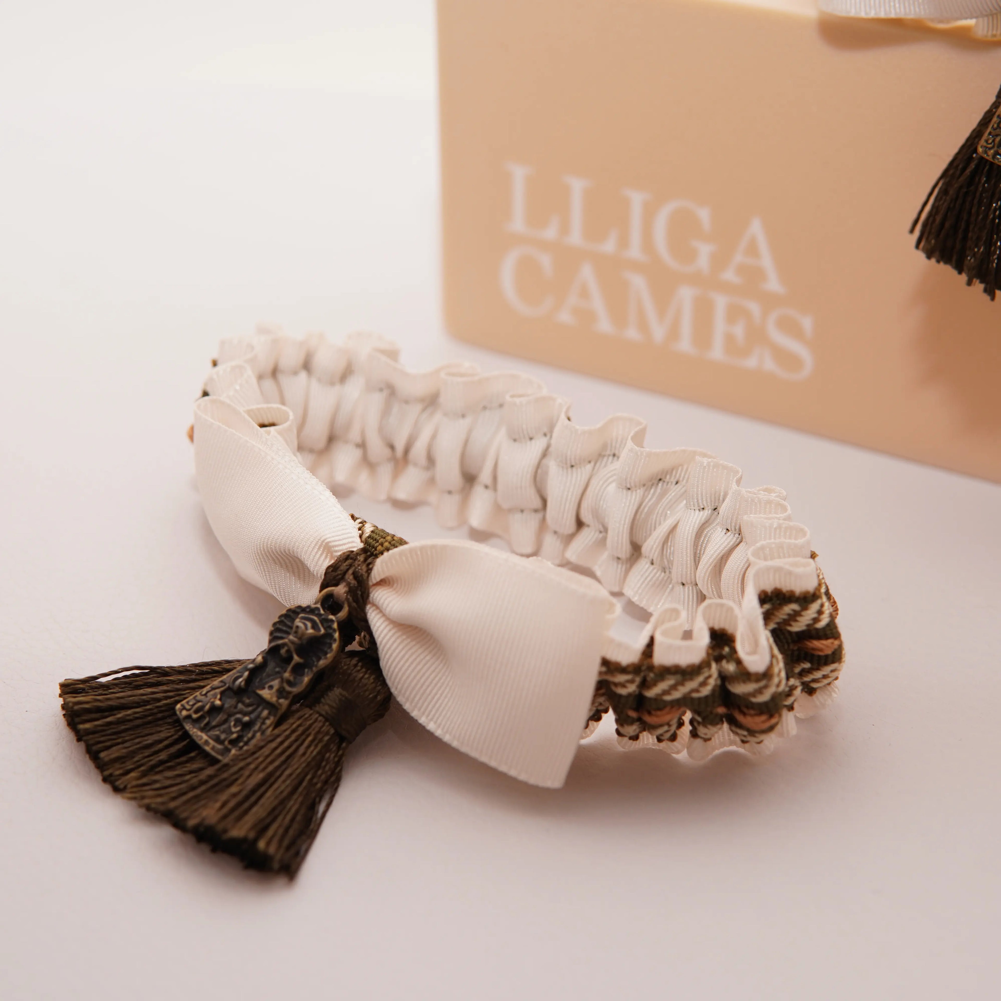 Lligacames Borles blanco roto y verde oliva (medalla no incluida)