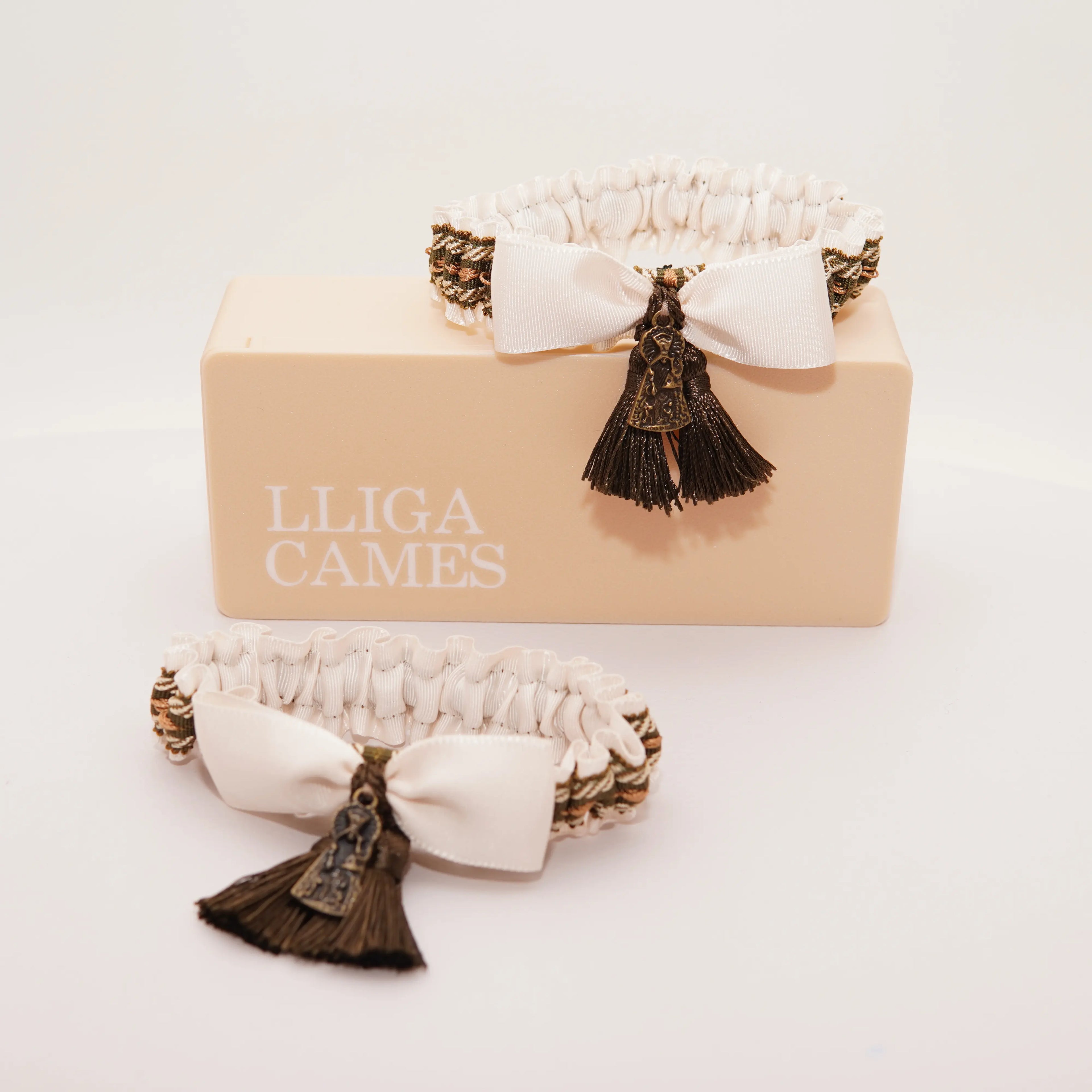 Lligacames Borles blanco roto y verde oliva (medalla no incluida)