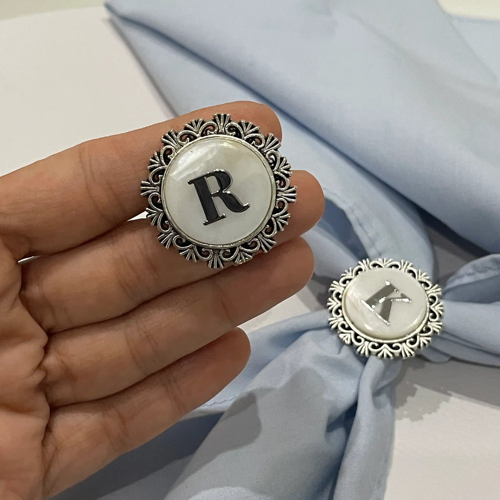 Pasador sujeta-pañuelo plateado redondo con inicial