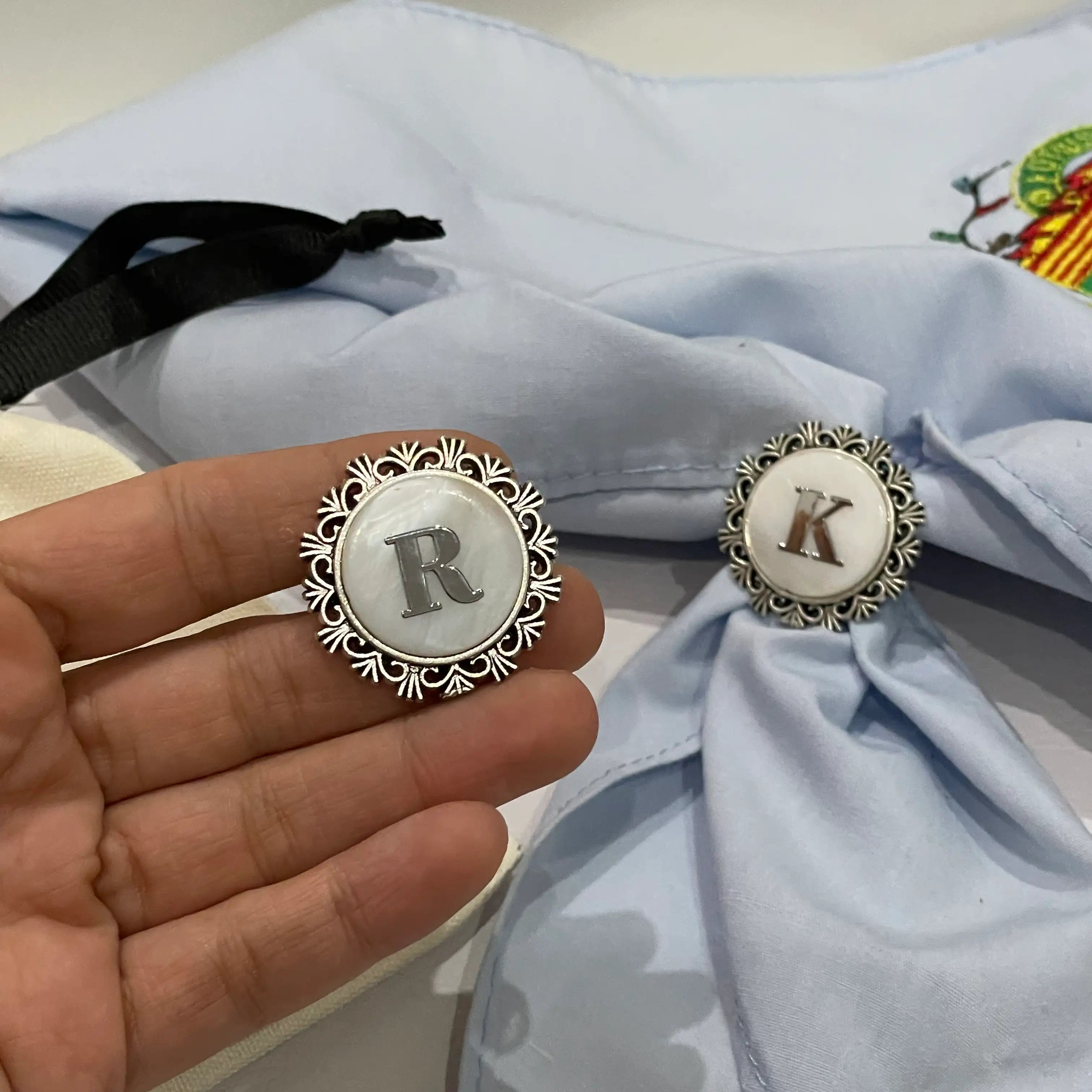 Pasador sujeta-pañuelo plateado redondo con inicial