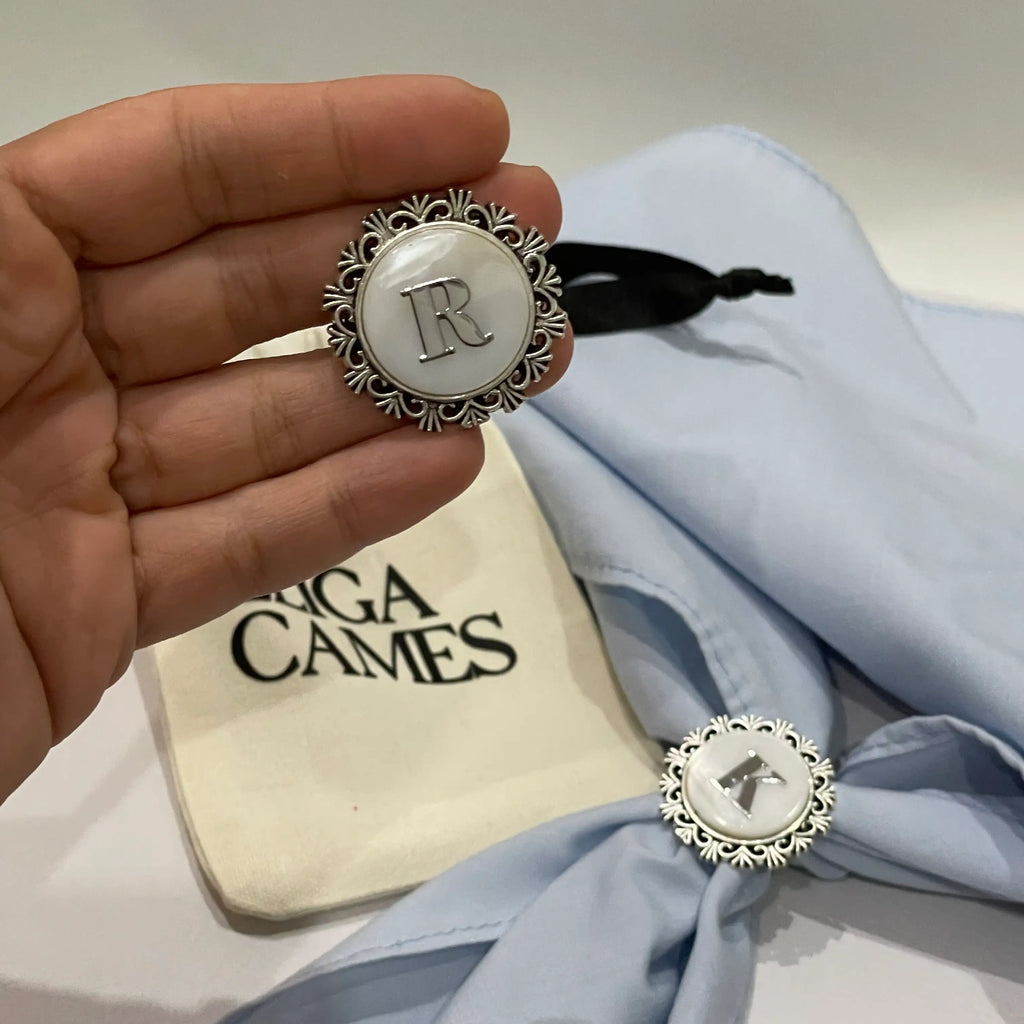 Pasador sujeta-pañuelo plateado redondo con inicial