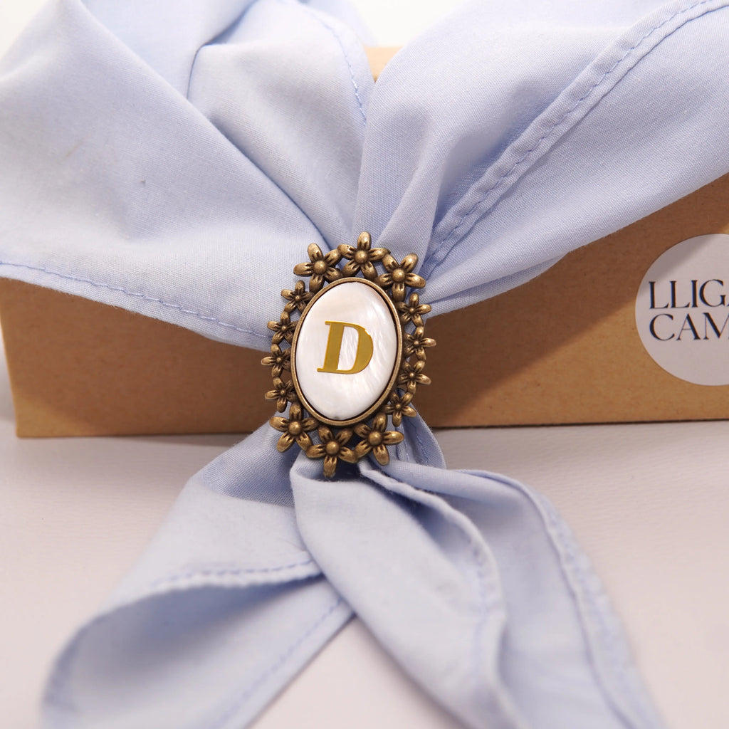 Pasador sujeta-pañuelo bronce flores con inicial