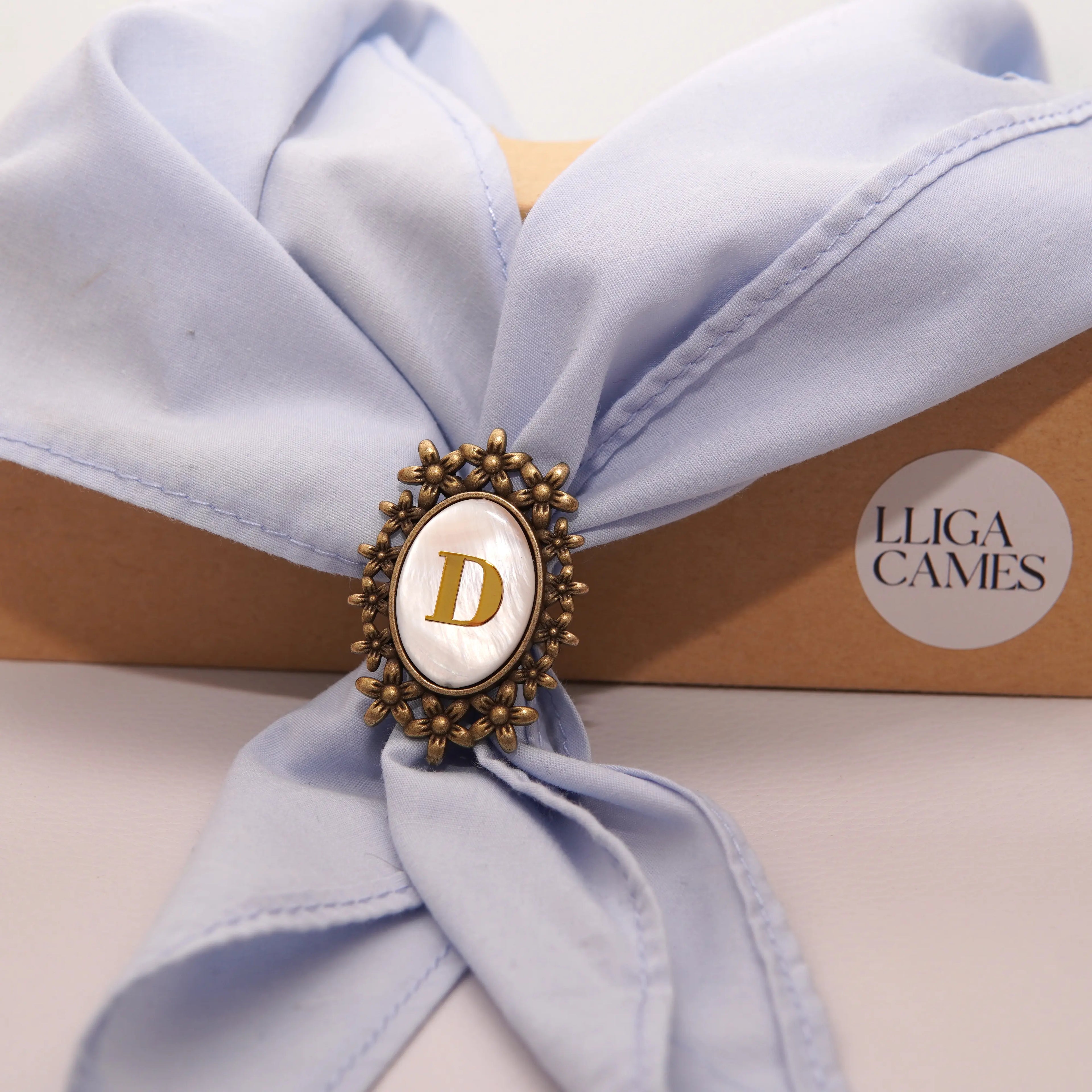 Pasador sujeta-pañuelo bronce flores con inicial