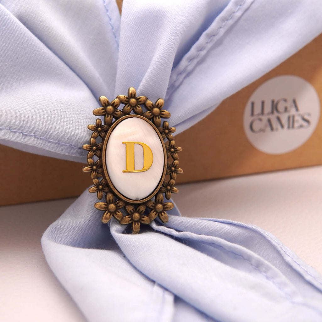 Pasador sujeta-pañuelo bronce flores con inicial