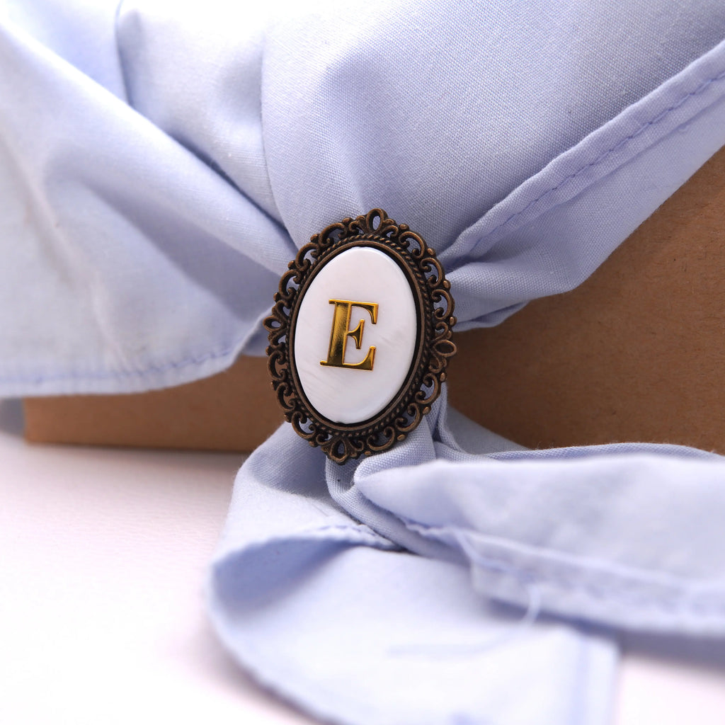 Pasador sujeta-pañuelo bronce ovalado con inicial