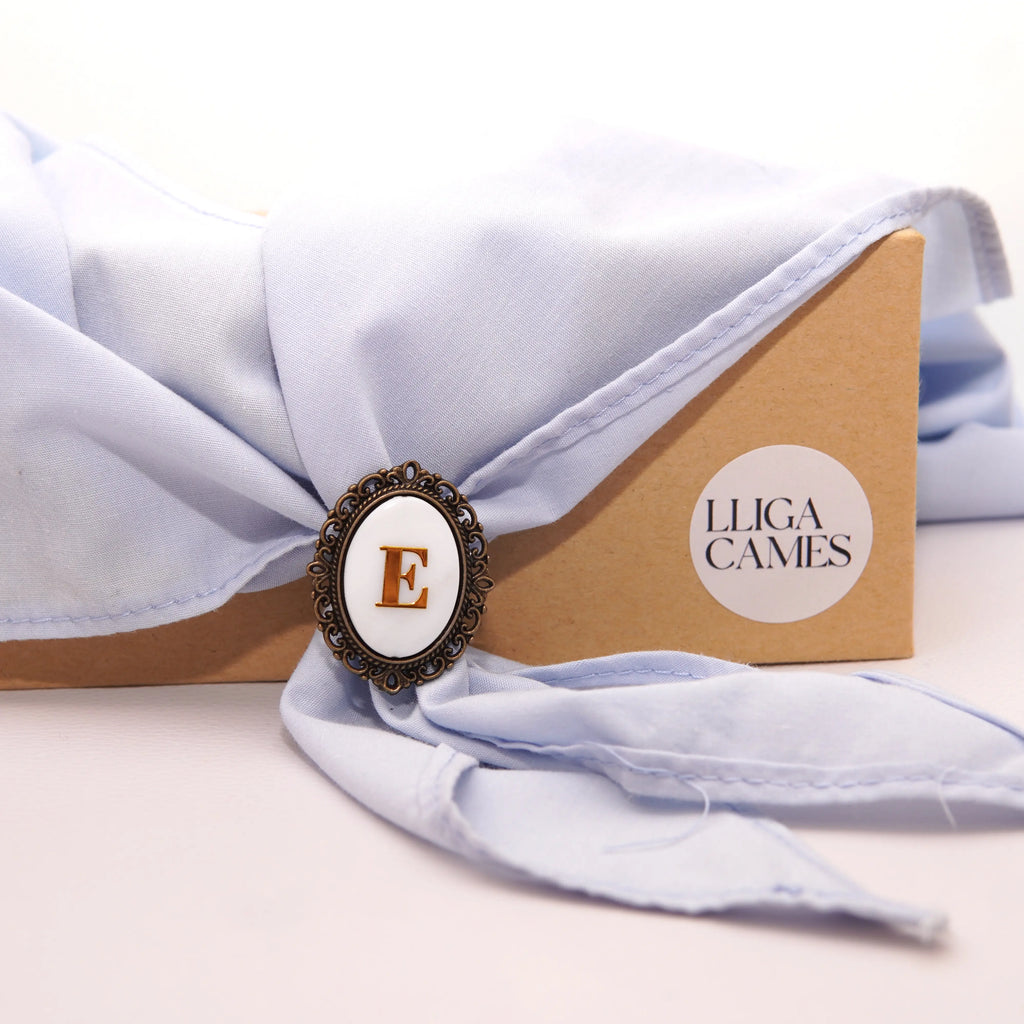 Pasador sujeta-pañuelo bronce ovalado con inicial