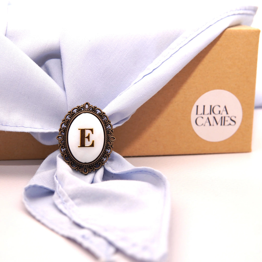 Pasador sujeta-pañuelo bronce ovalado con inicial