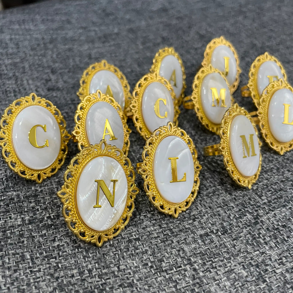 Pasador sujeta-pañuelo dorado ovalado con inicial