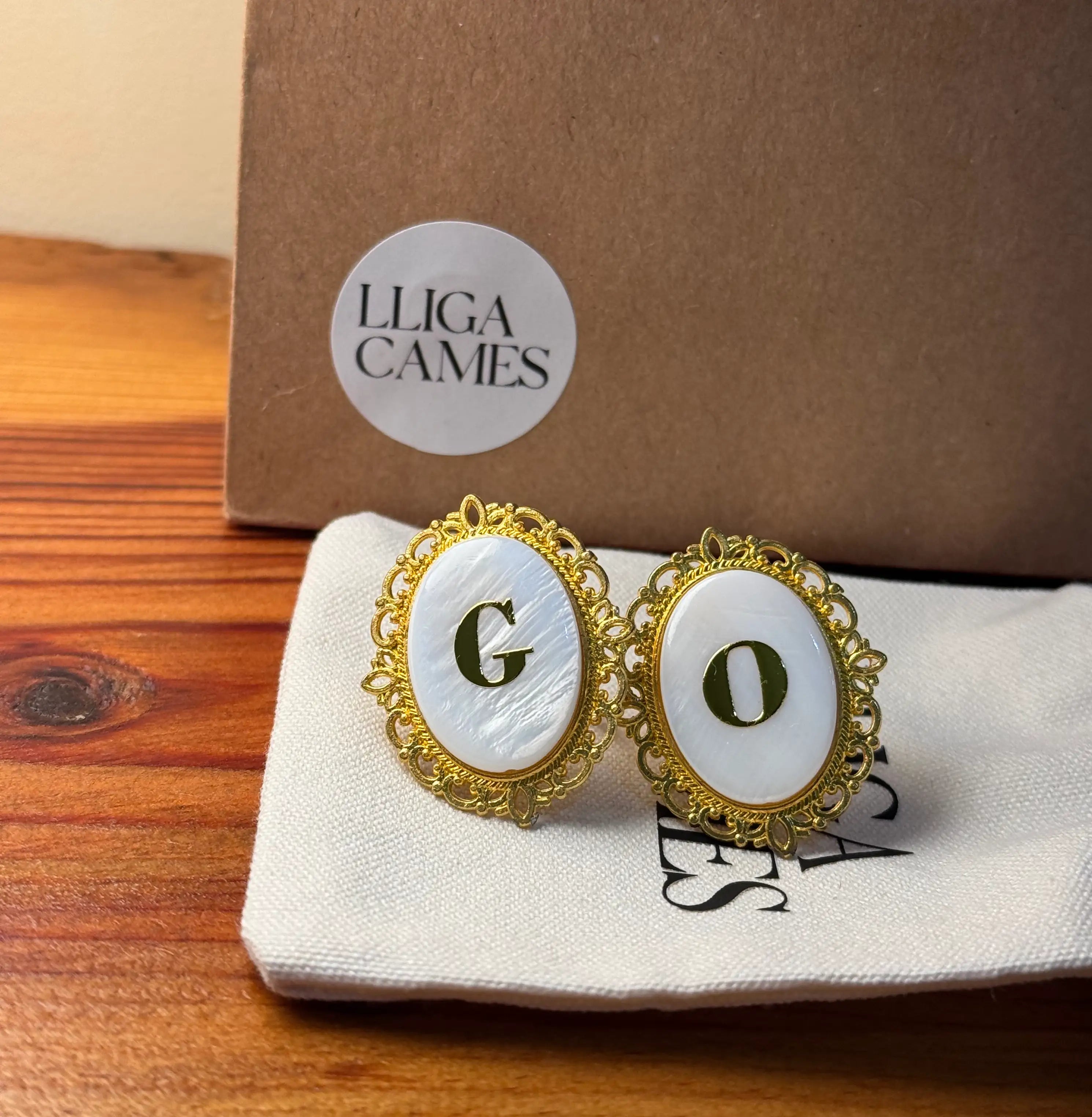 Pasador sujeta-pañuelo dorado ovalado con inicial