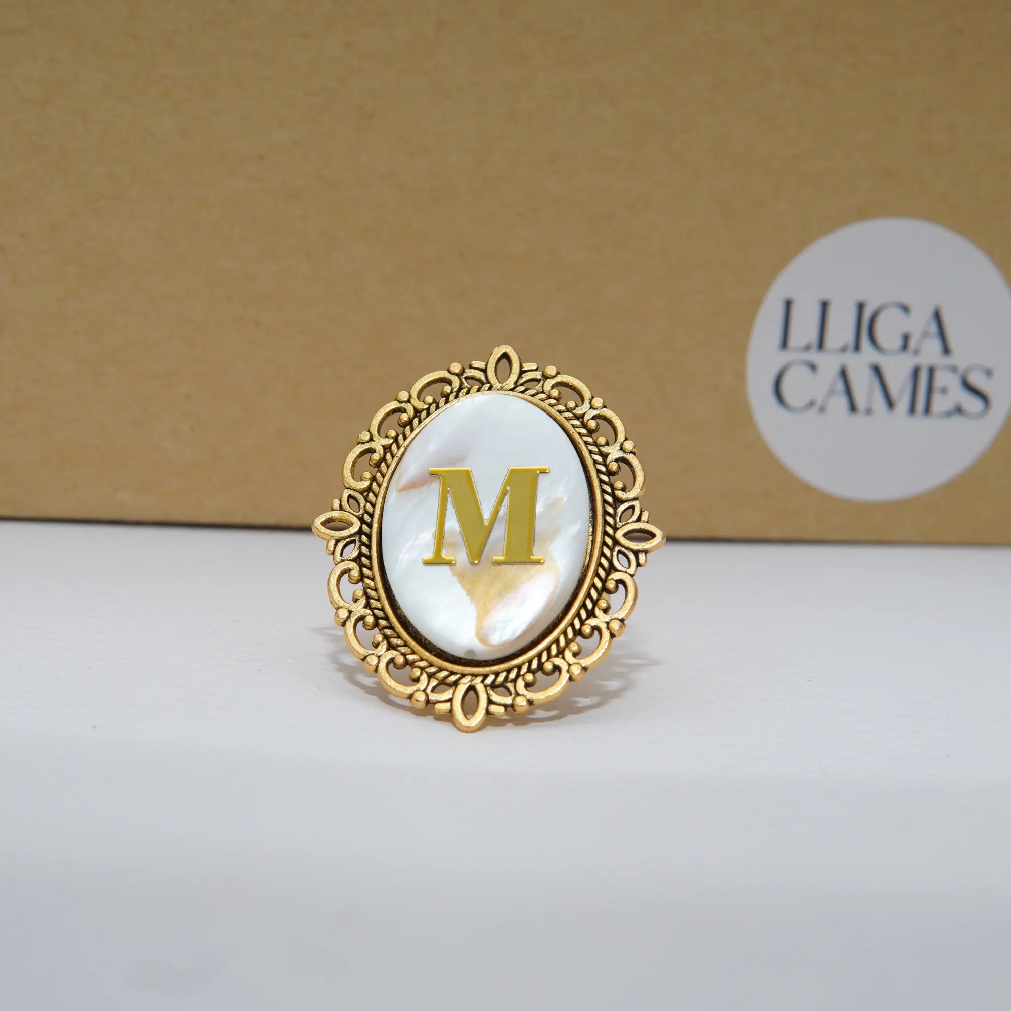 Pasador sujeta-pañuelo dorado envejecido ovalado con inicial