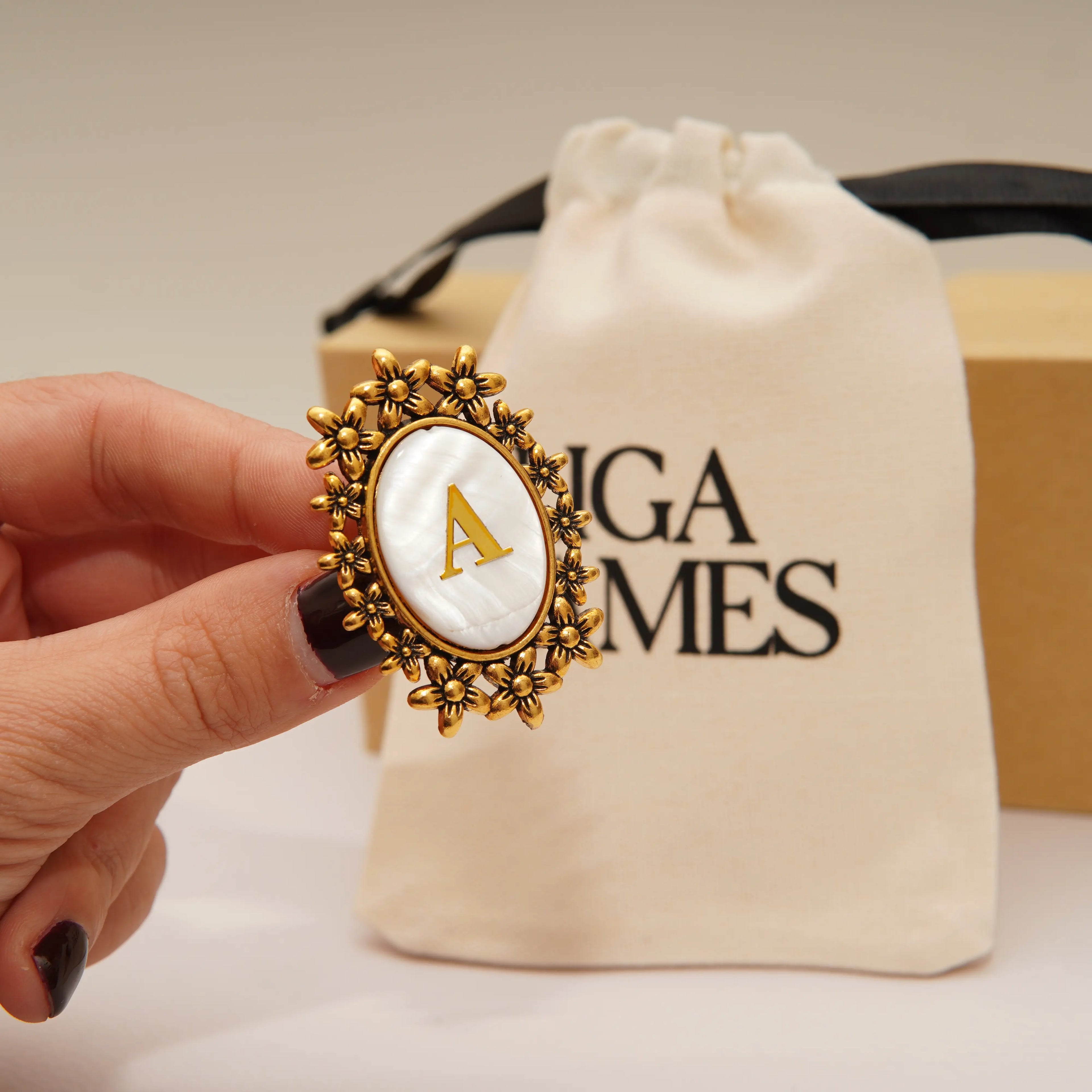 Pasador sujeta-pañuelo dorado flores con inicial