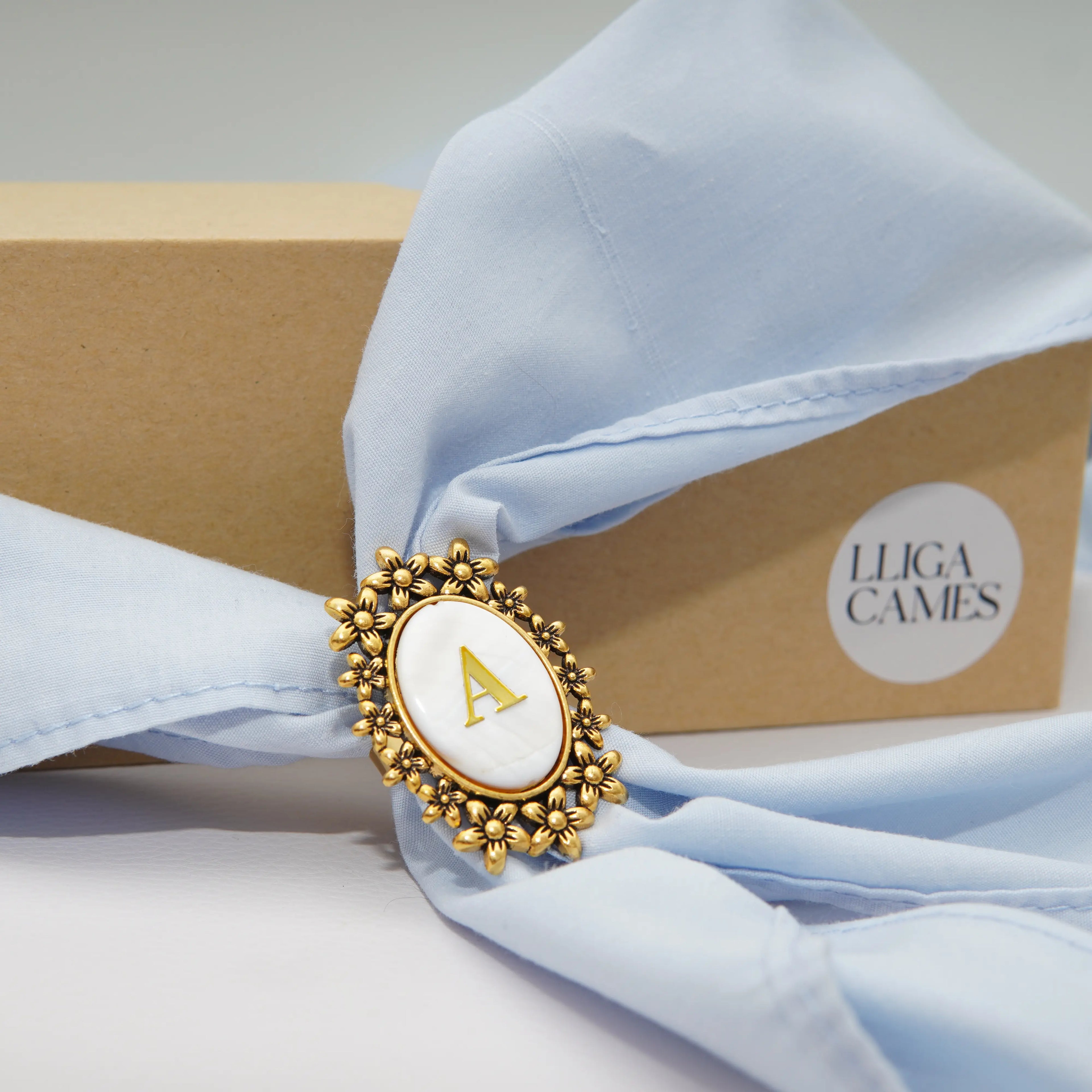 Pasador sujeta-pañuelo dorado flores con inicial