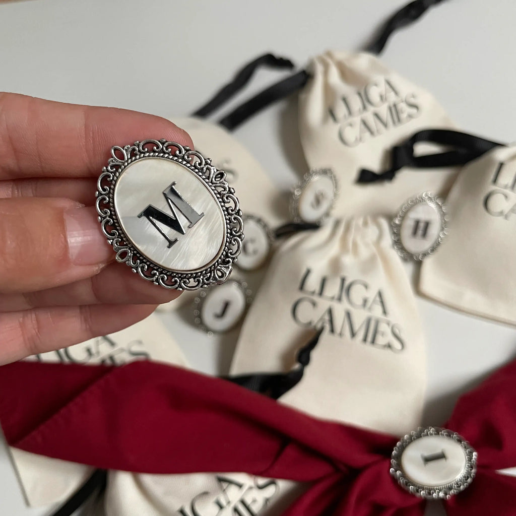 Pasador sujeta-pañuelo plateado ovalado con inicial