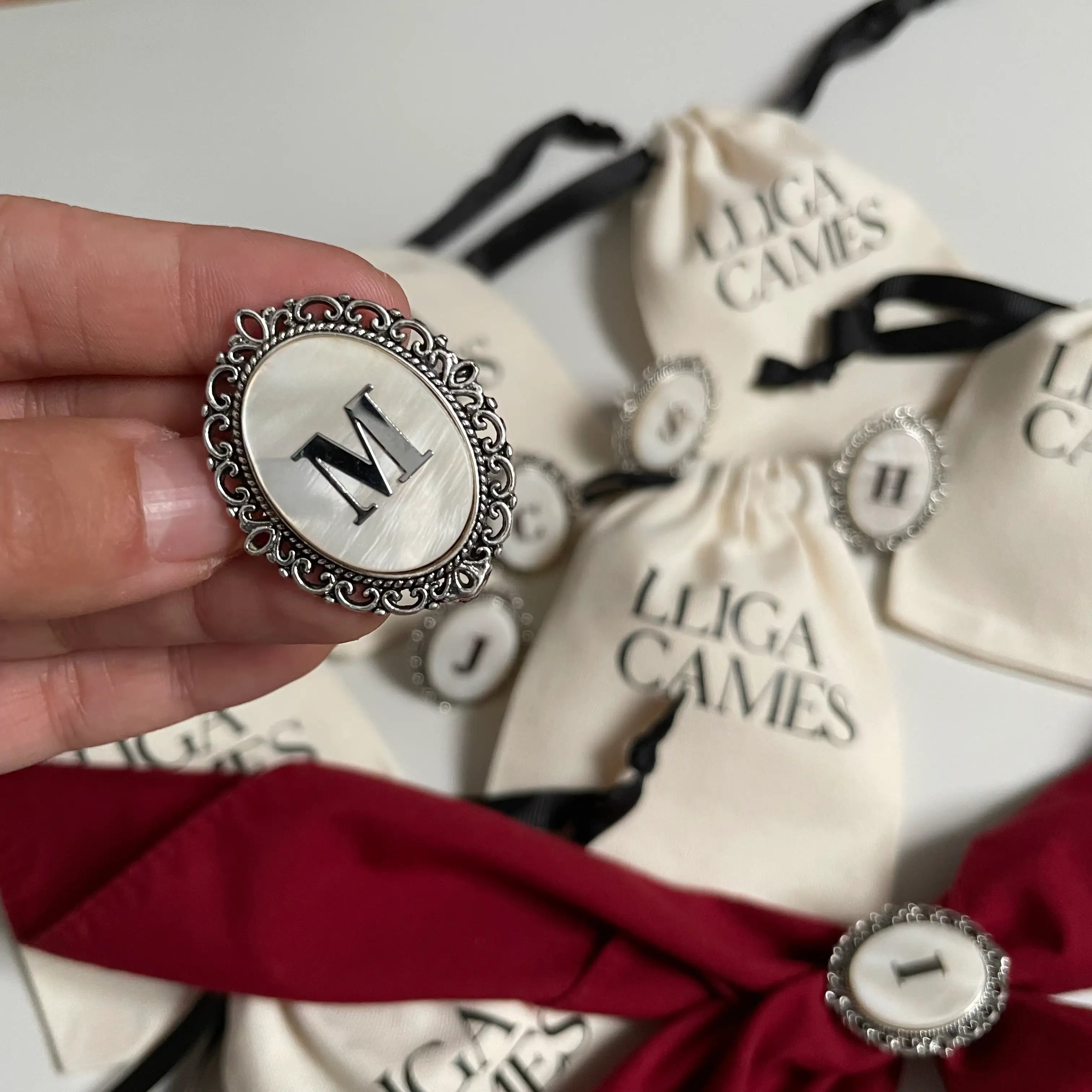 Pasador sujeta-pañuelo plateado ovalado con inicial