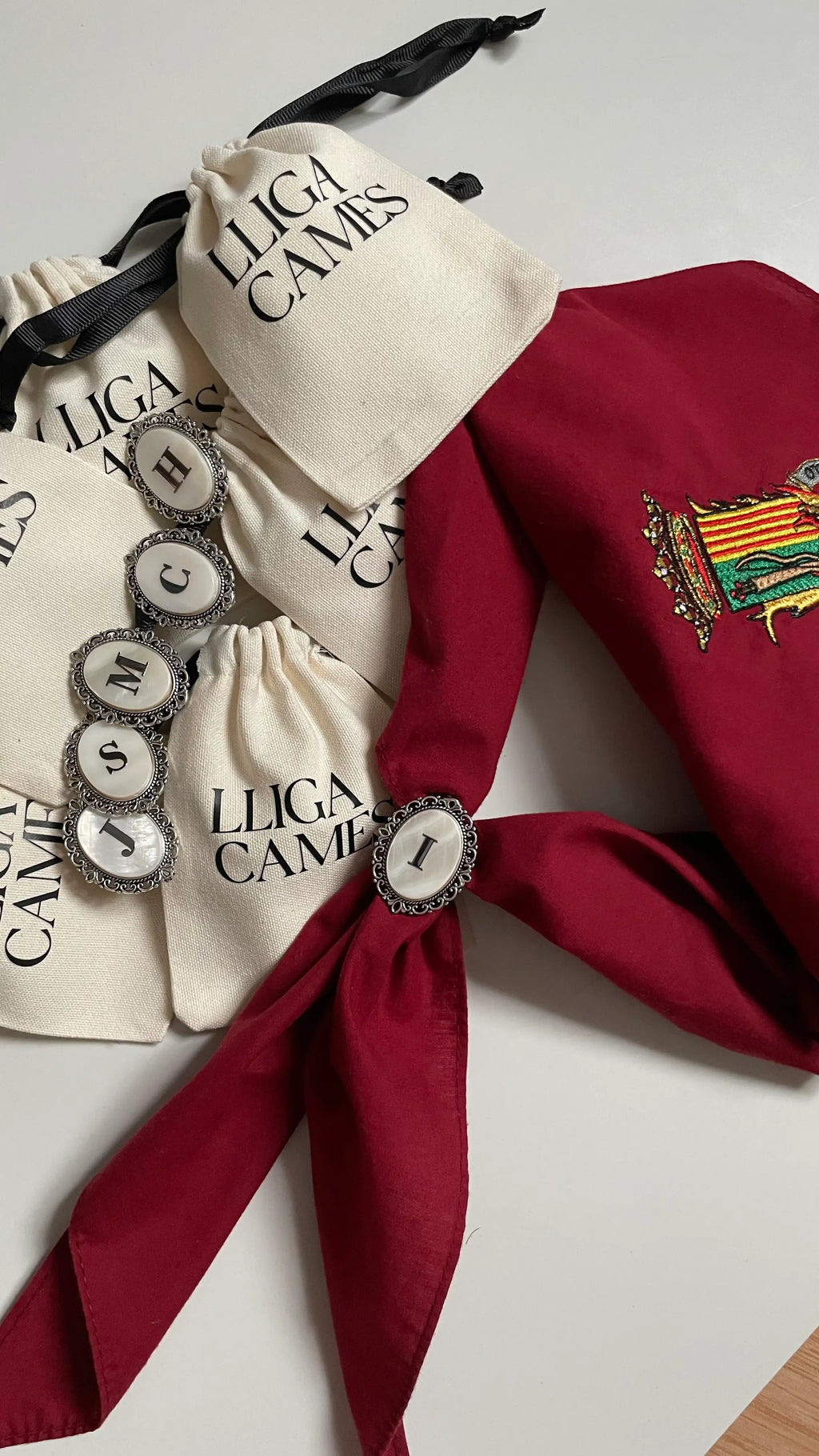 Pasador sujeta-pañuelo plateado ovalado con inicial