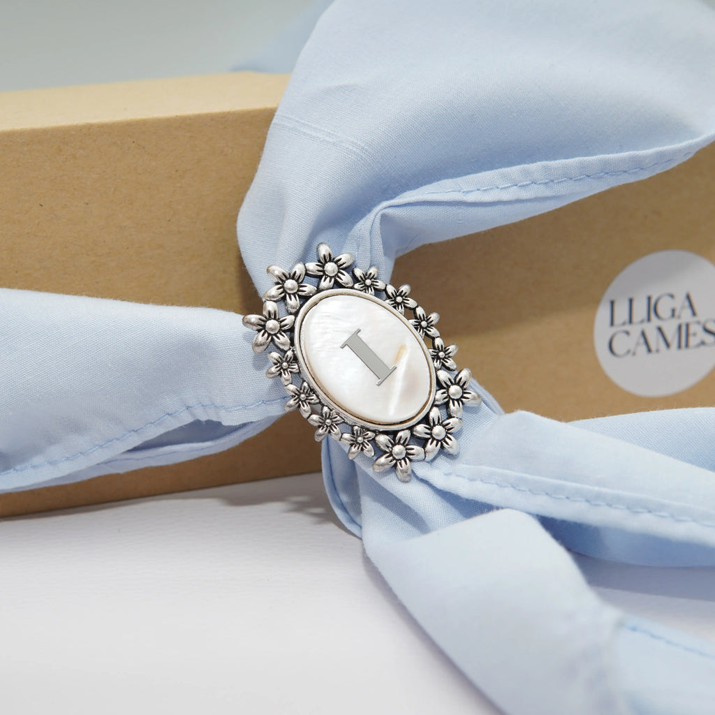 Pasador sujeta-pañuelo plateado flores con inicial