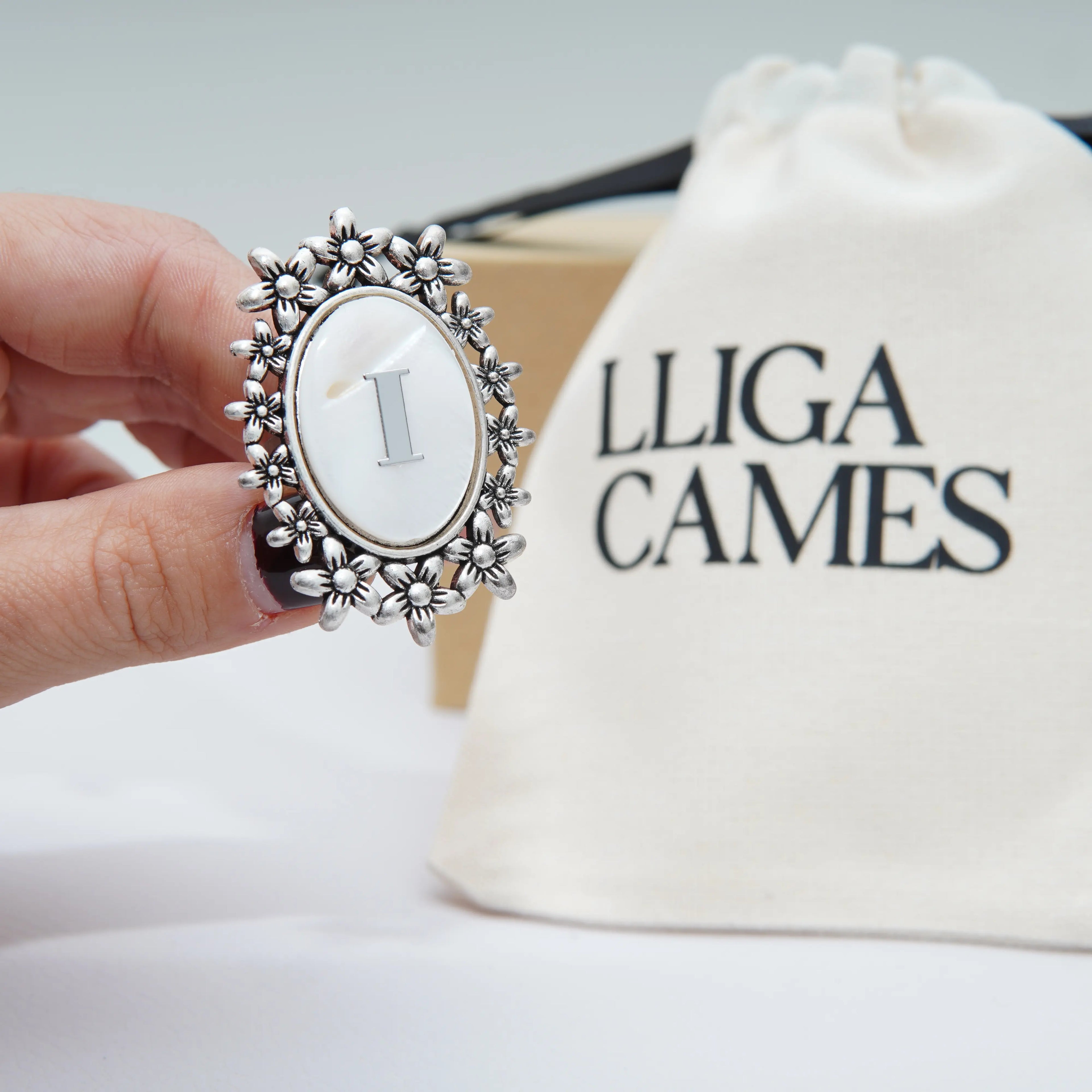 Pasador sujeta-pañuelo plateado flores con inicial