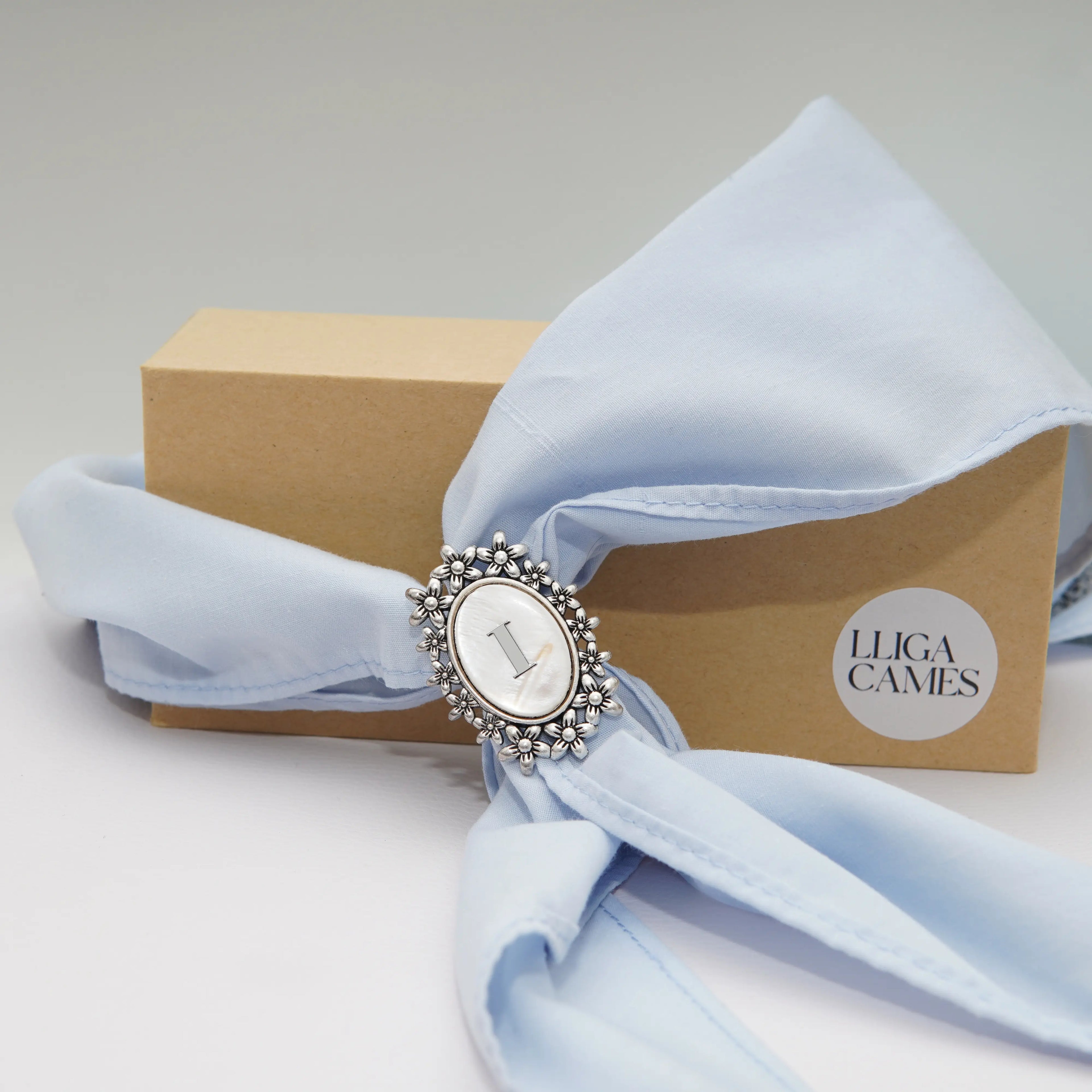 Pasador sujeta-pañuelo plateado flores con inicial