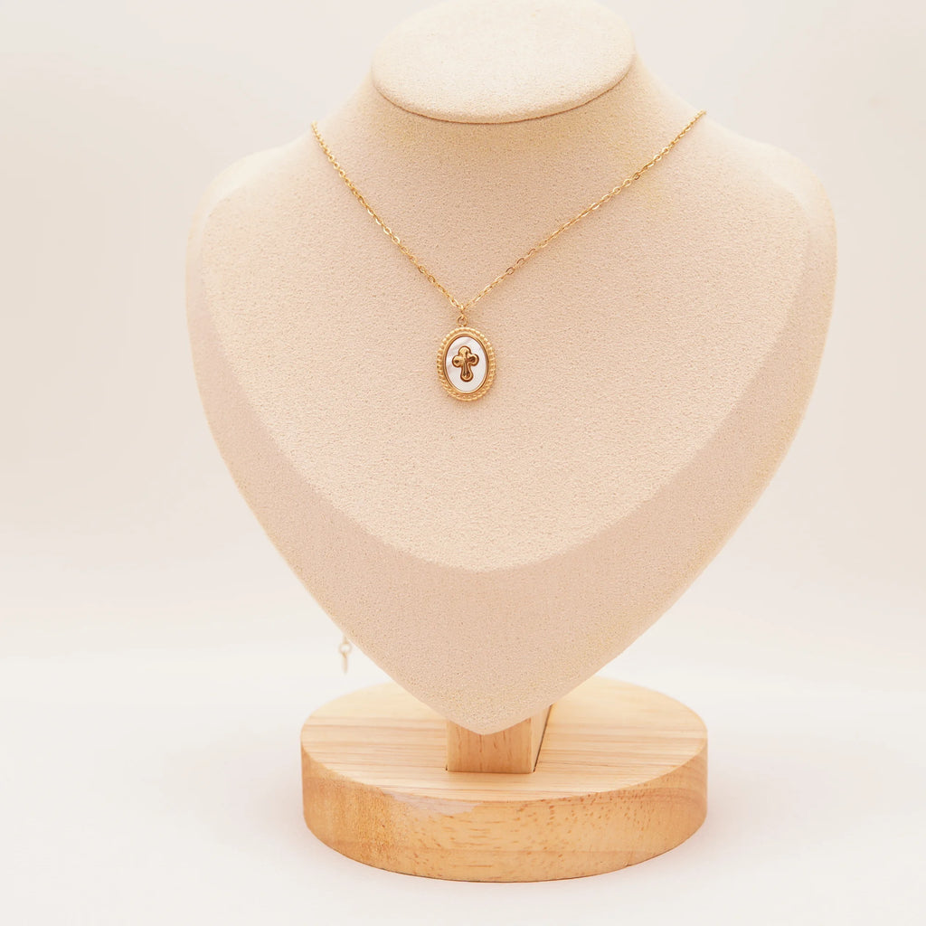 Collar acero inoxidable de cruz sobre base nacarada